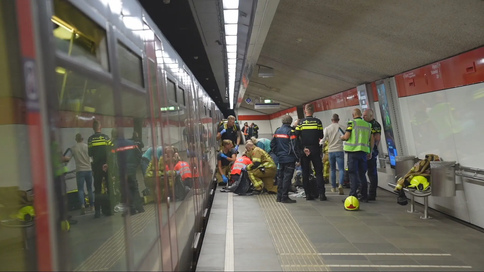 Man komt met been tussen rijdende metro en perron in Rotterdam