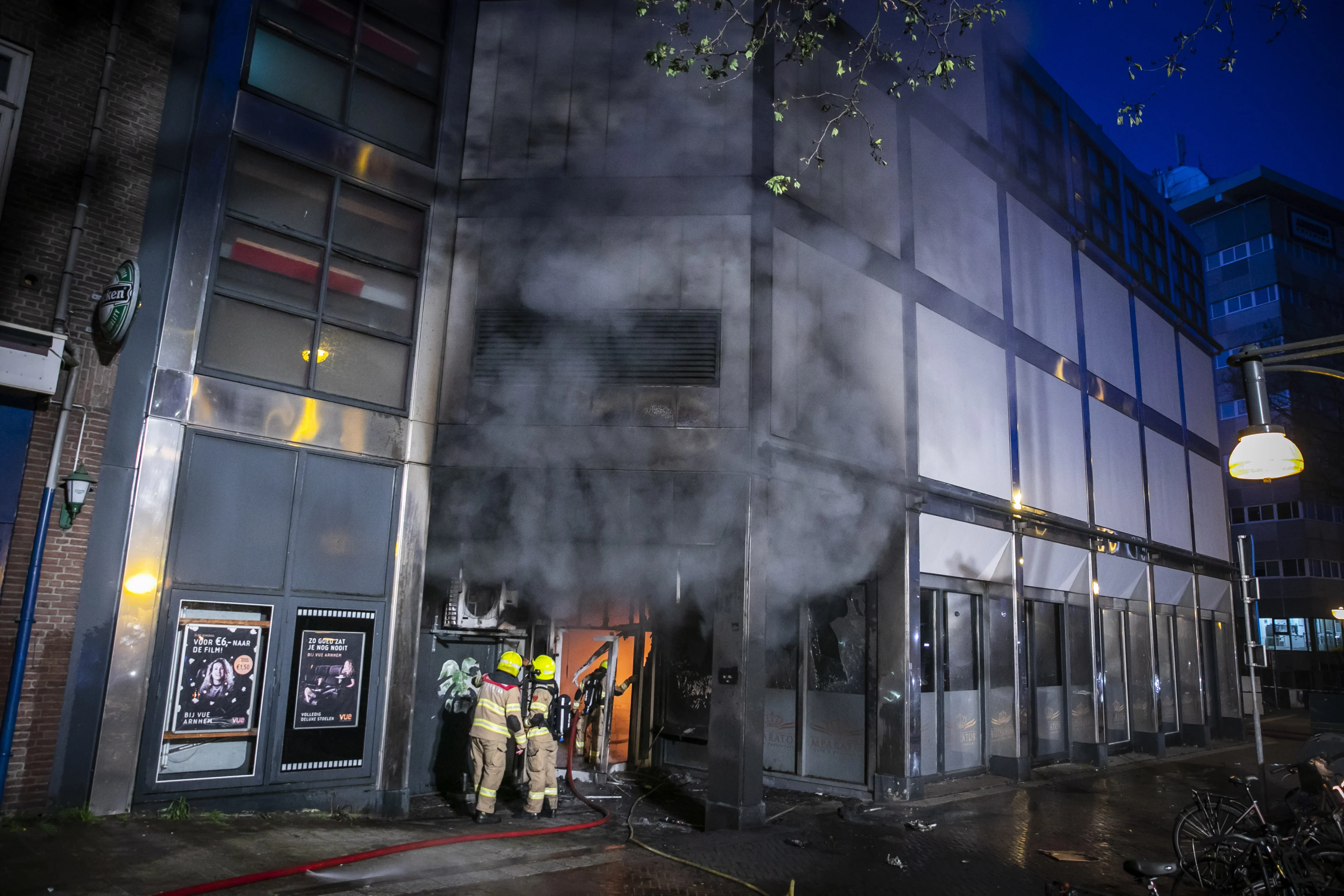Grote brand in shishalounge onder bioscoop in Arnhem, politie vermoedt brandstichting