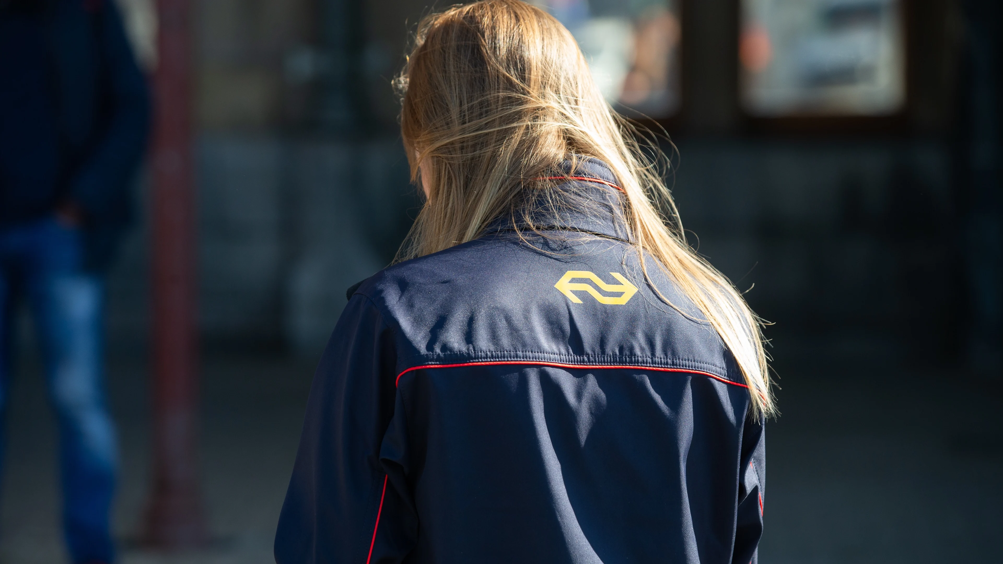 Wéér conductrice in trein aangevallen, passagiers grijpen in