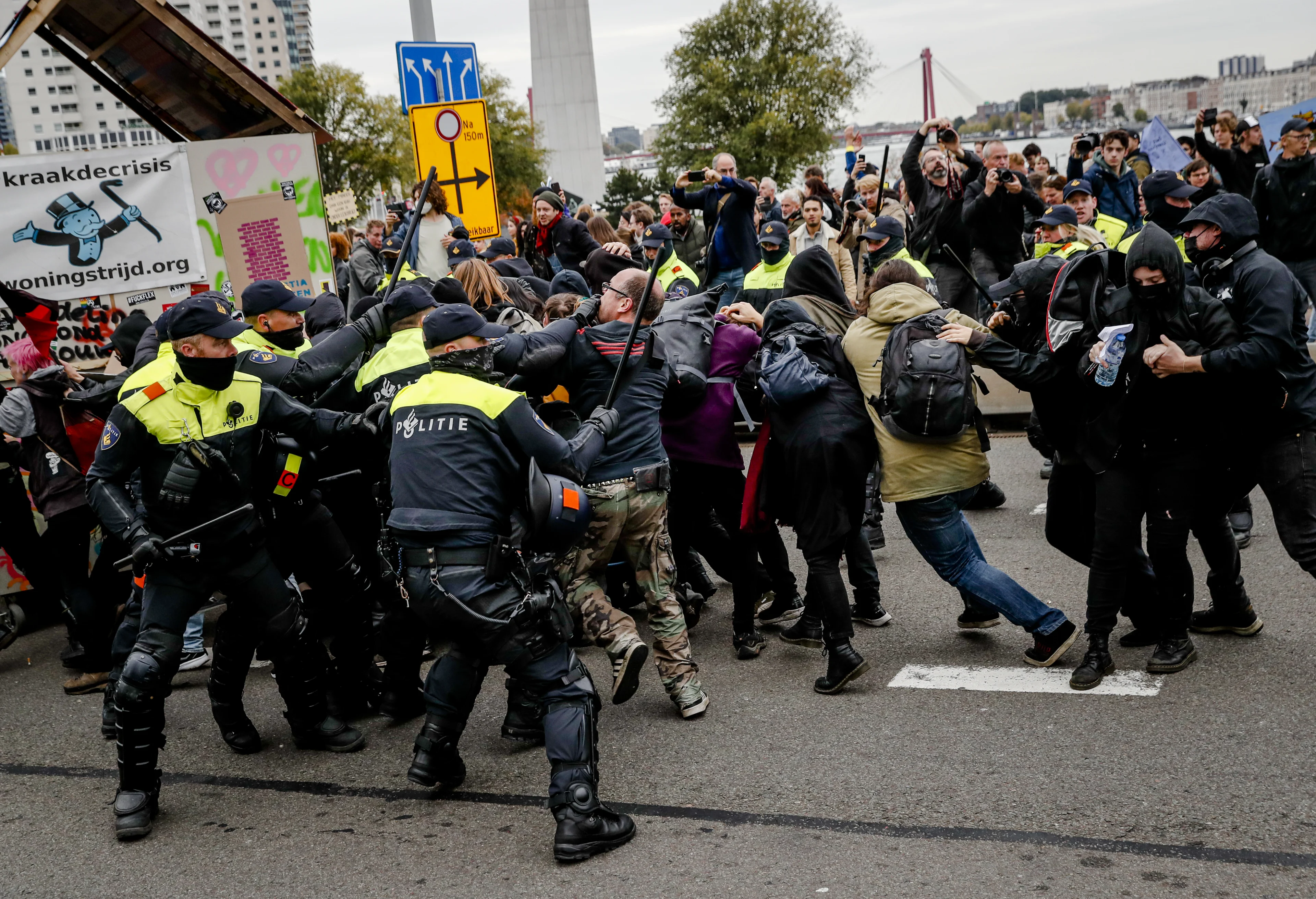 Politie grijpt in bij woondemonstratie in Rotterdam, meer dan 50 mensen weggevoerd