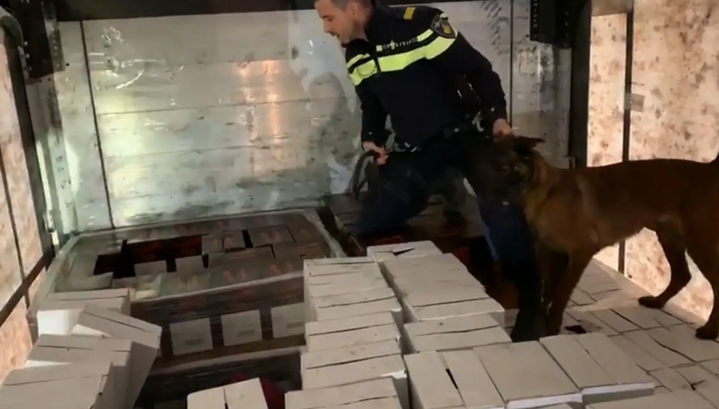 Politiehond Nolan vindt vier vluchtelingen in vrachtwagen