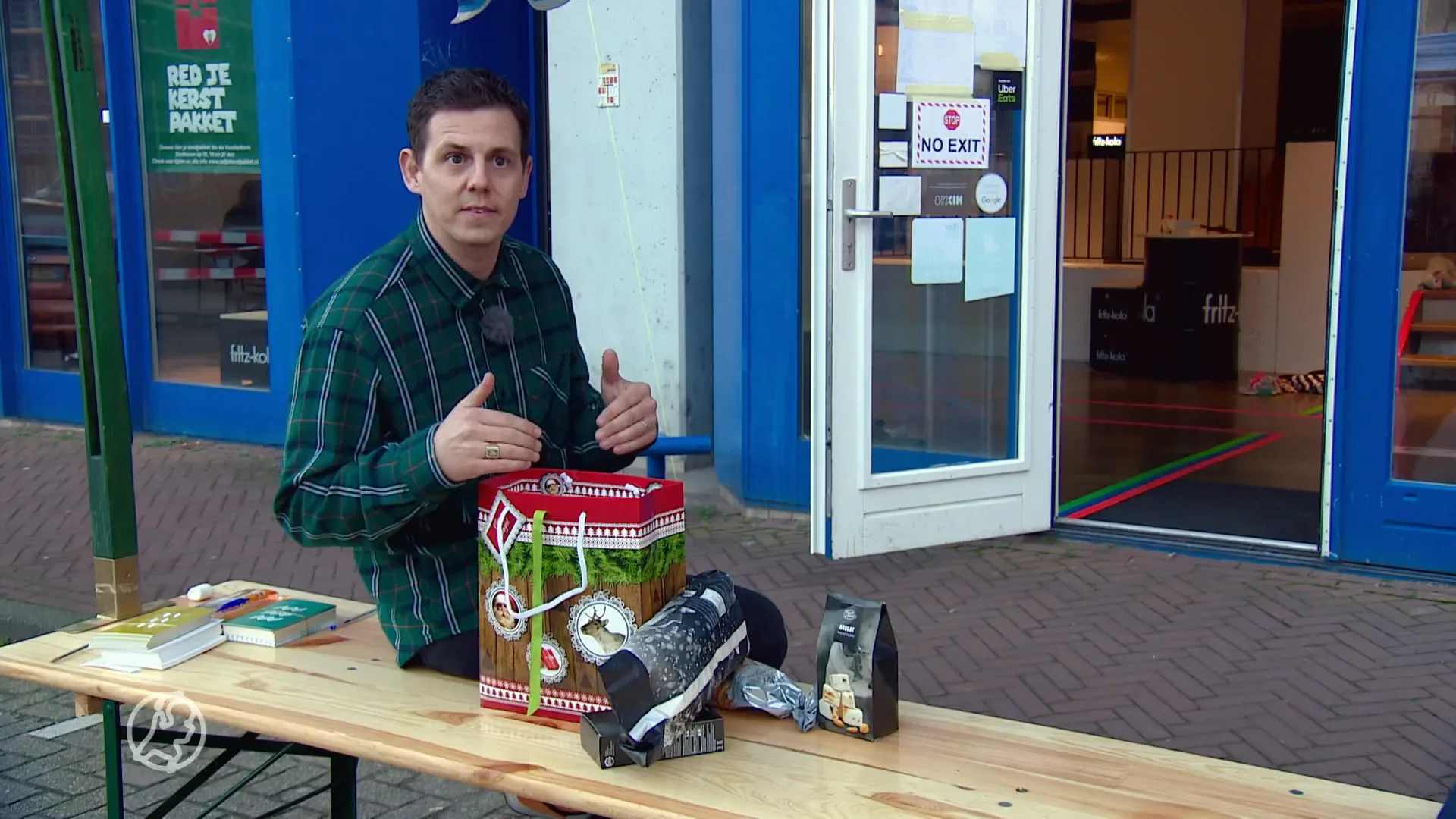 Mike zamelt ongewenste spullen uit kerstpakketten in voor voedselbank Eindhoven