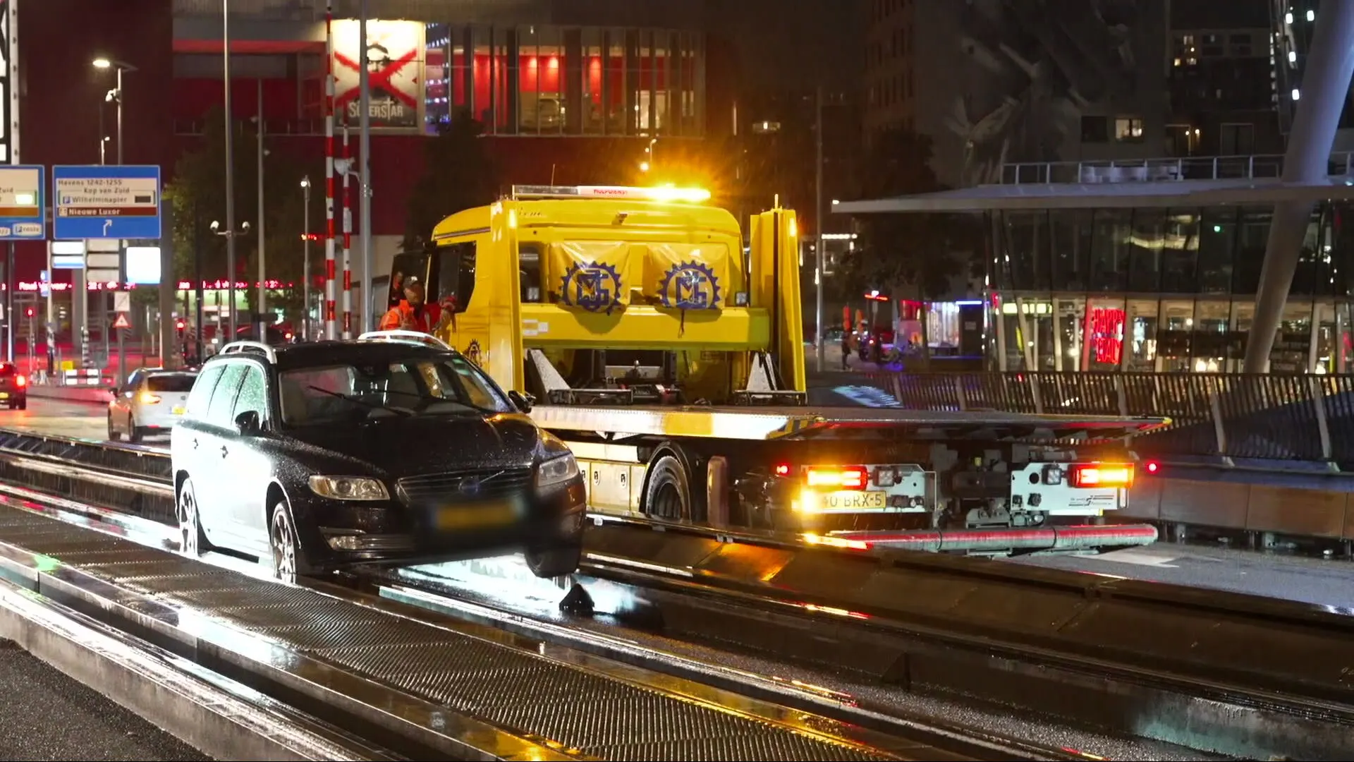 Automobilist rijdt zich klem op trambaan Erasmusbrug in Rotterdam