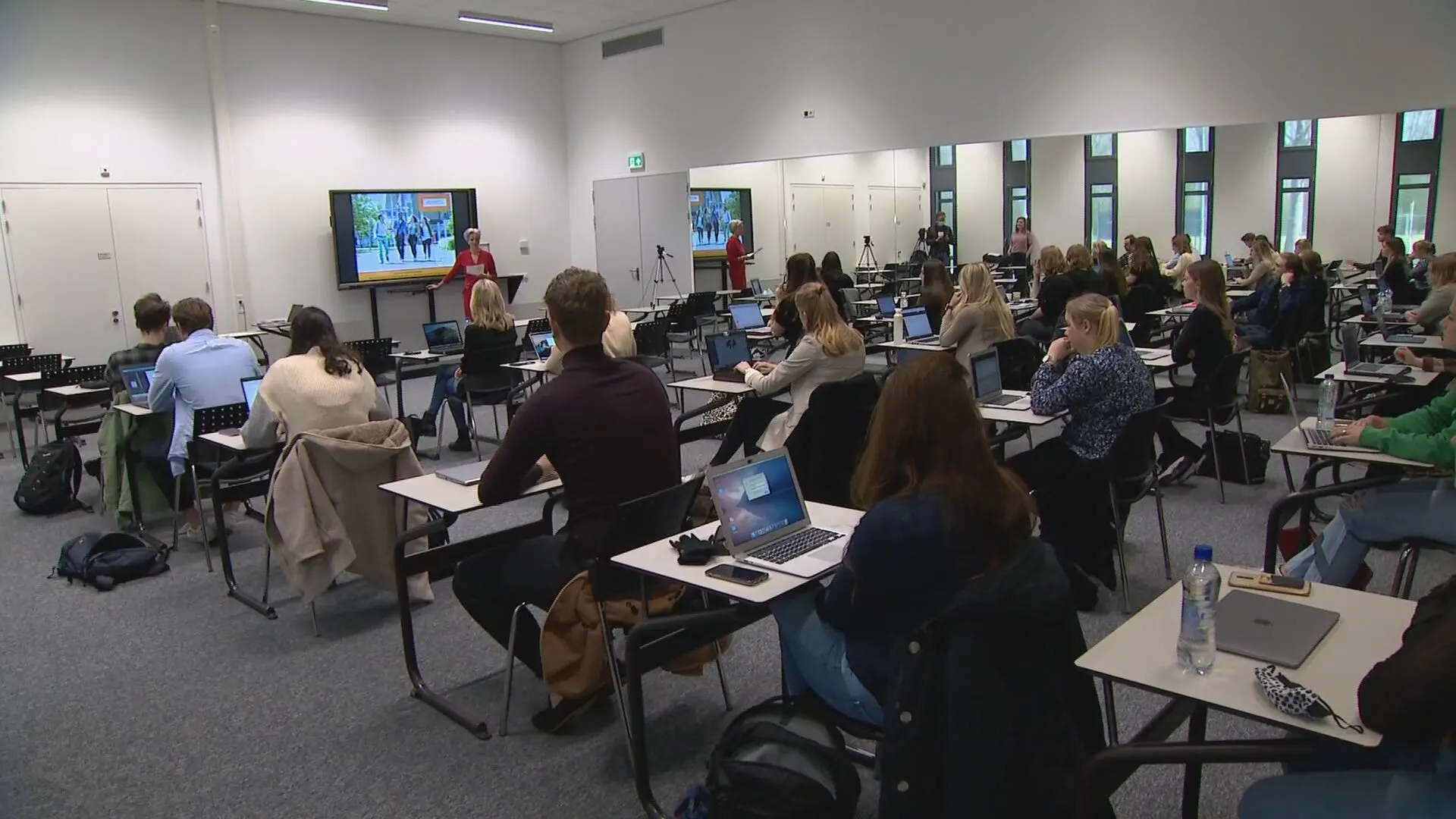 Studenten op hoger onderwijs mogen weer: 'Na 13 maanden thuiszitten heb ik dit wel gemist'