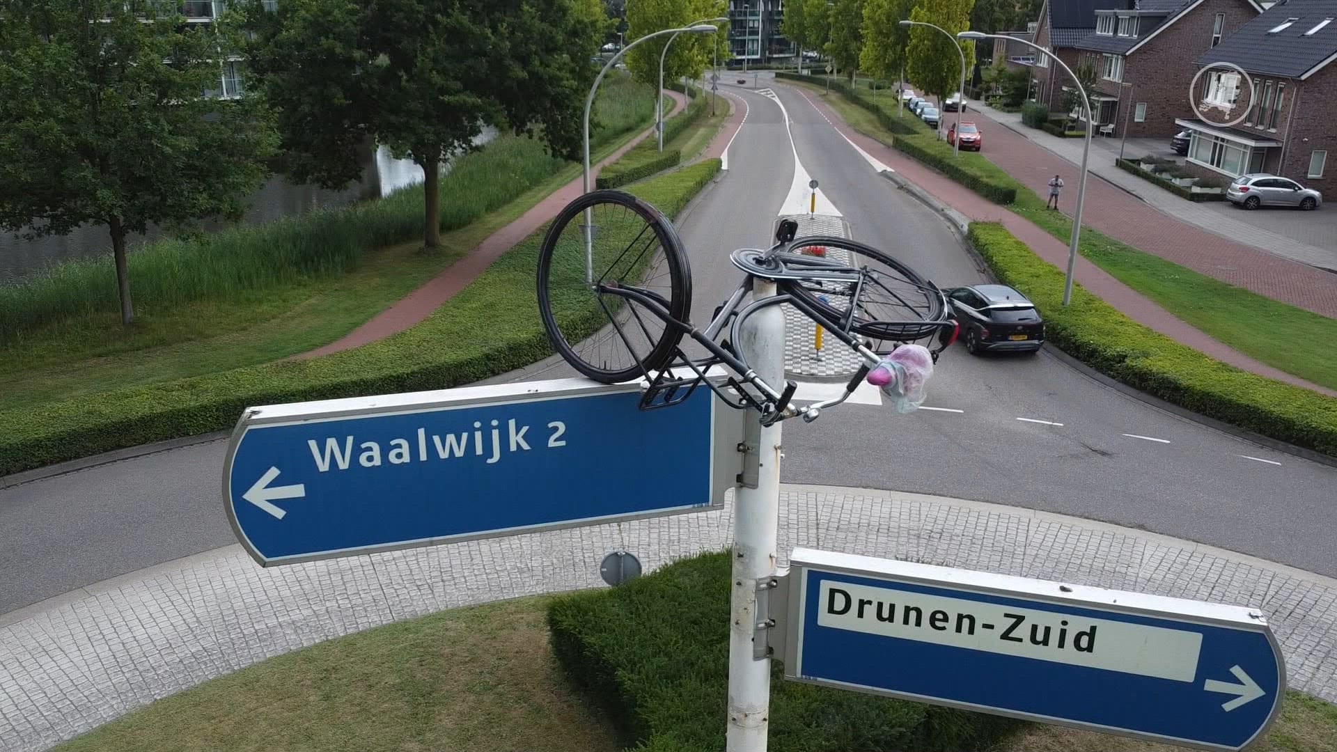 Mysterie in Drunen: wie plaatst steeds fietsen op een verkeerspaal?