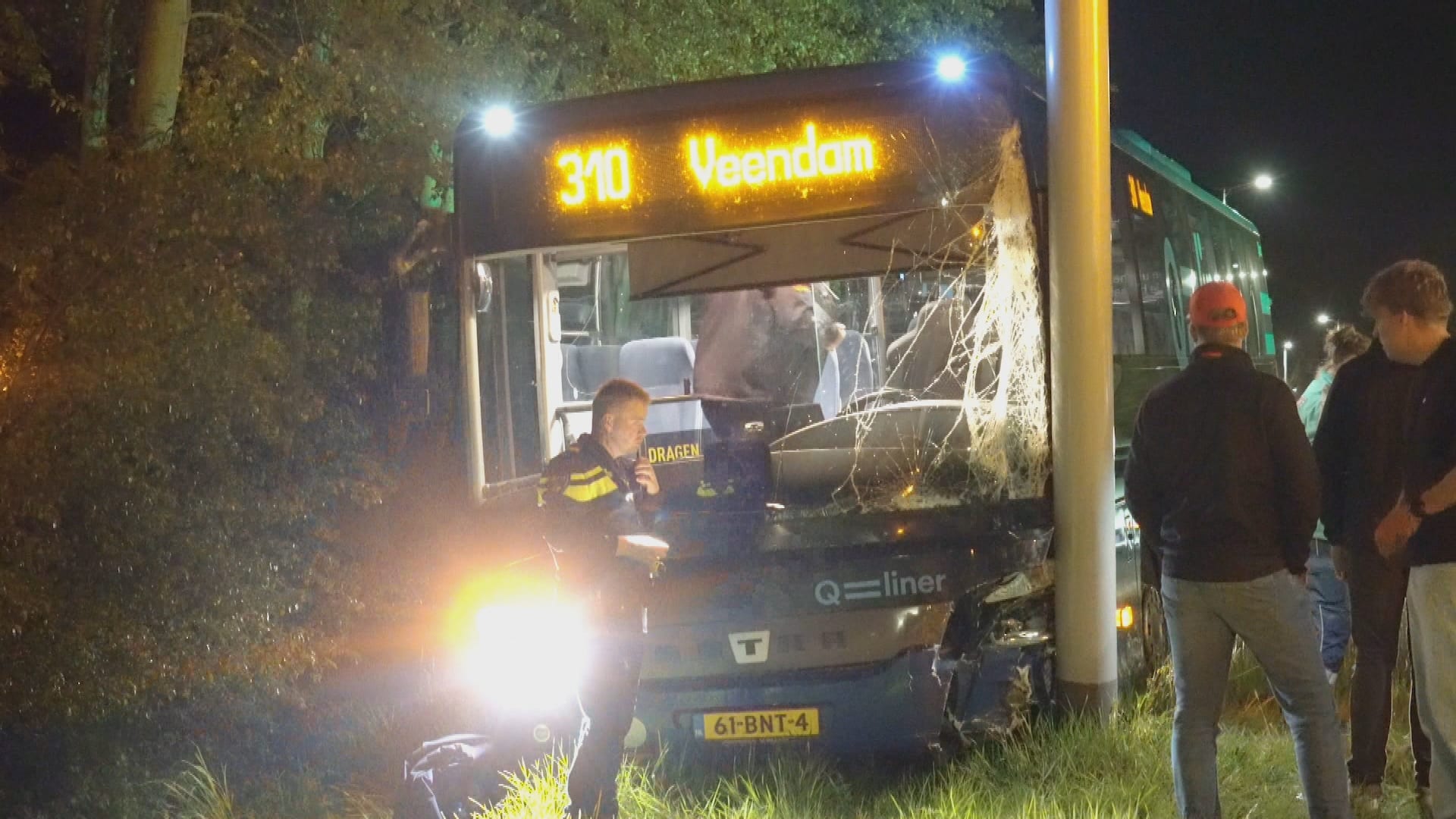 Bus met festivalgangers knalt op paal na onwel worden chauffeur