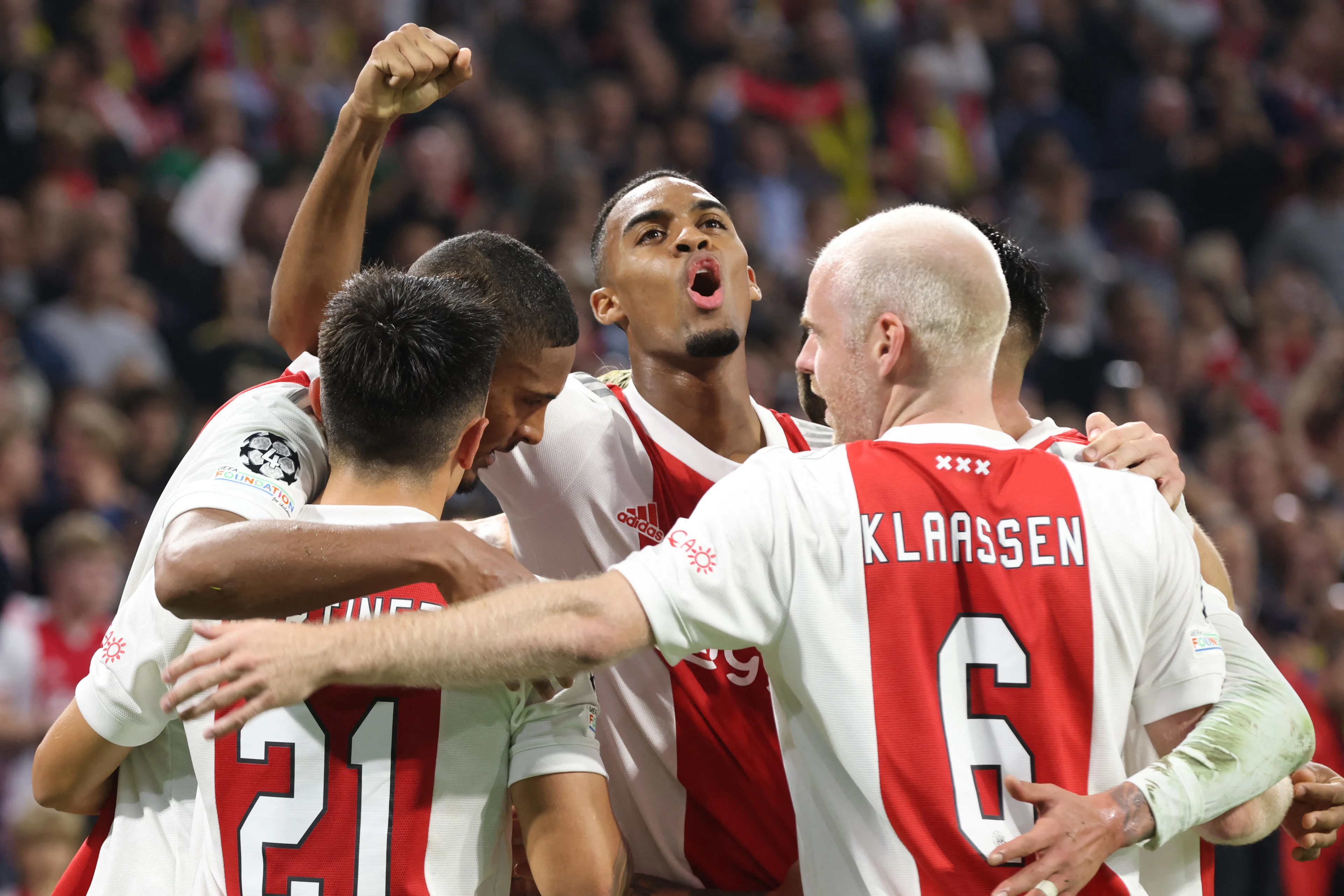 Ajax haalt in Champions League met 4-0 uit tegen Dortmund