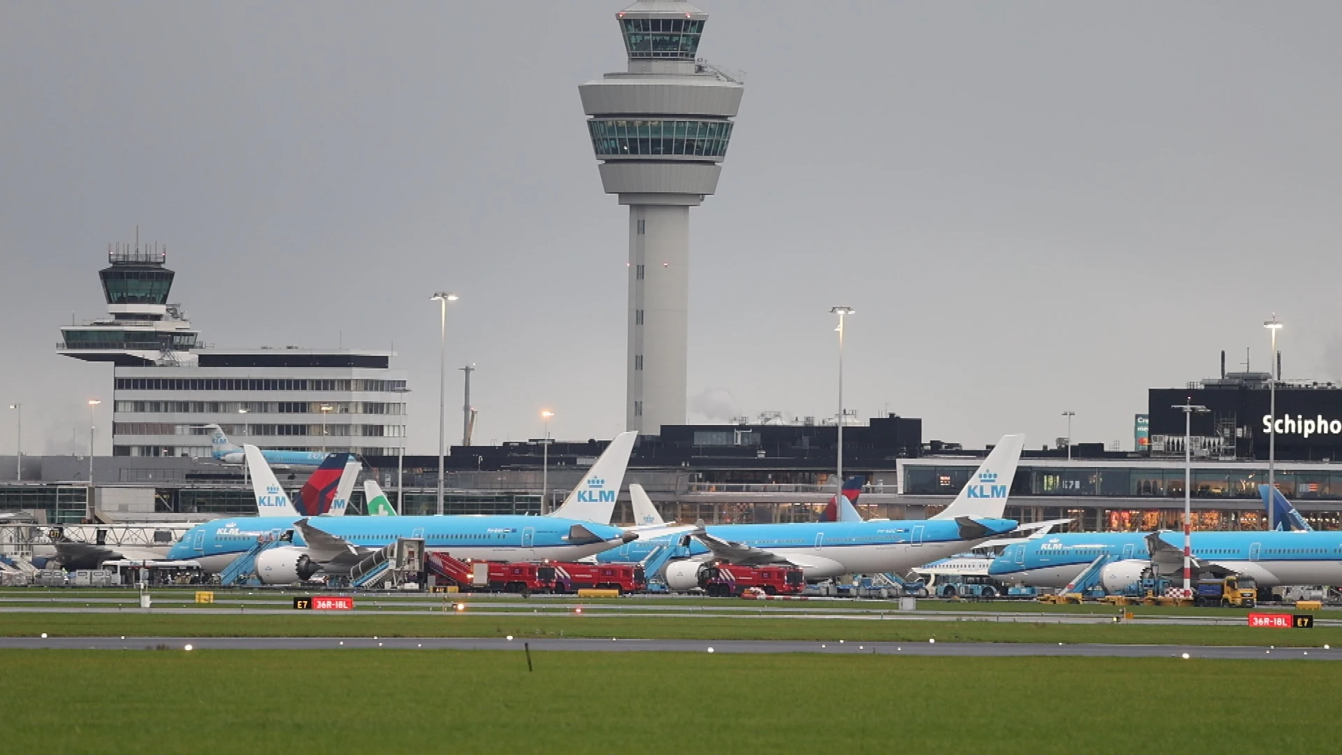 Vreemde lucht op KLM-vlucht: meerdere mensen onwel afgevoerd na landing
