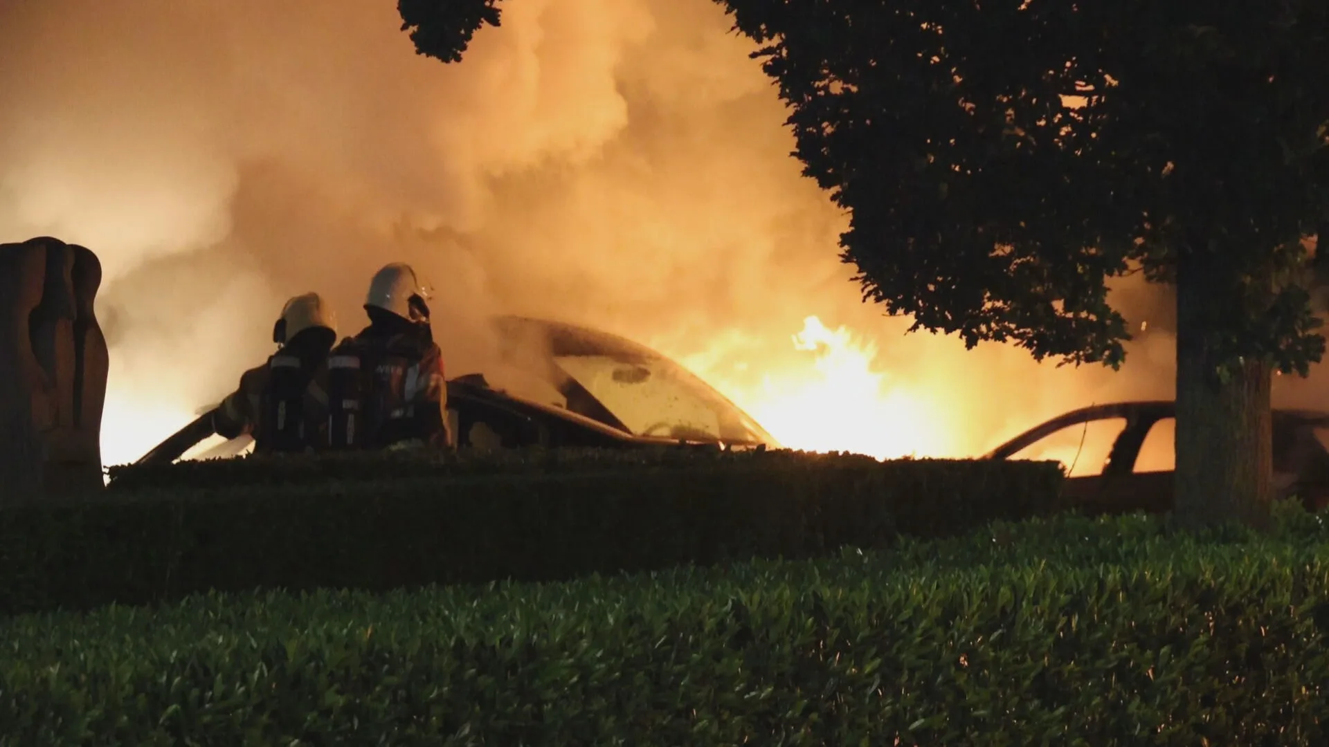 Meerdere auto's bij woning in villawijk Waalwijk gaan in vlammen op