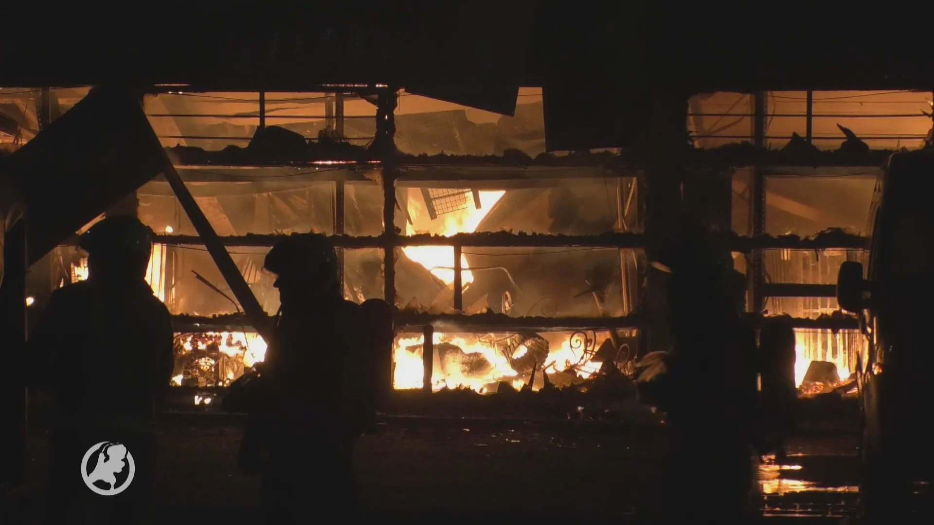 Brand opslagloods Zoetermeer bijna geblust, hulp voor gedupeerden