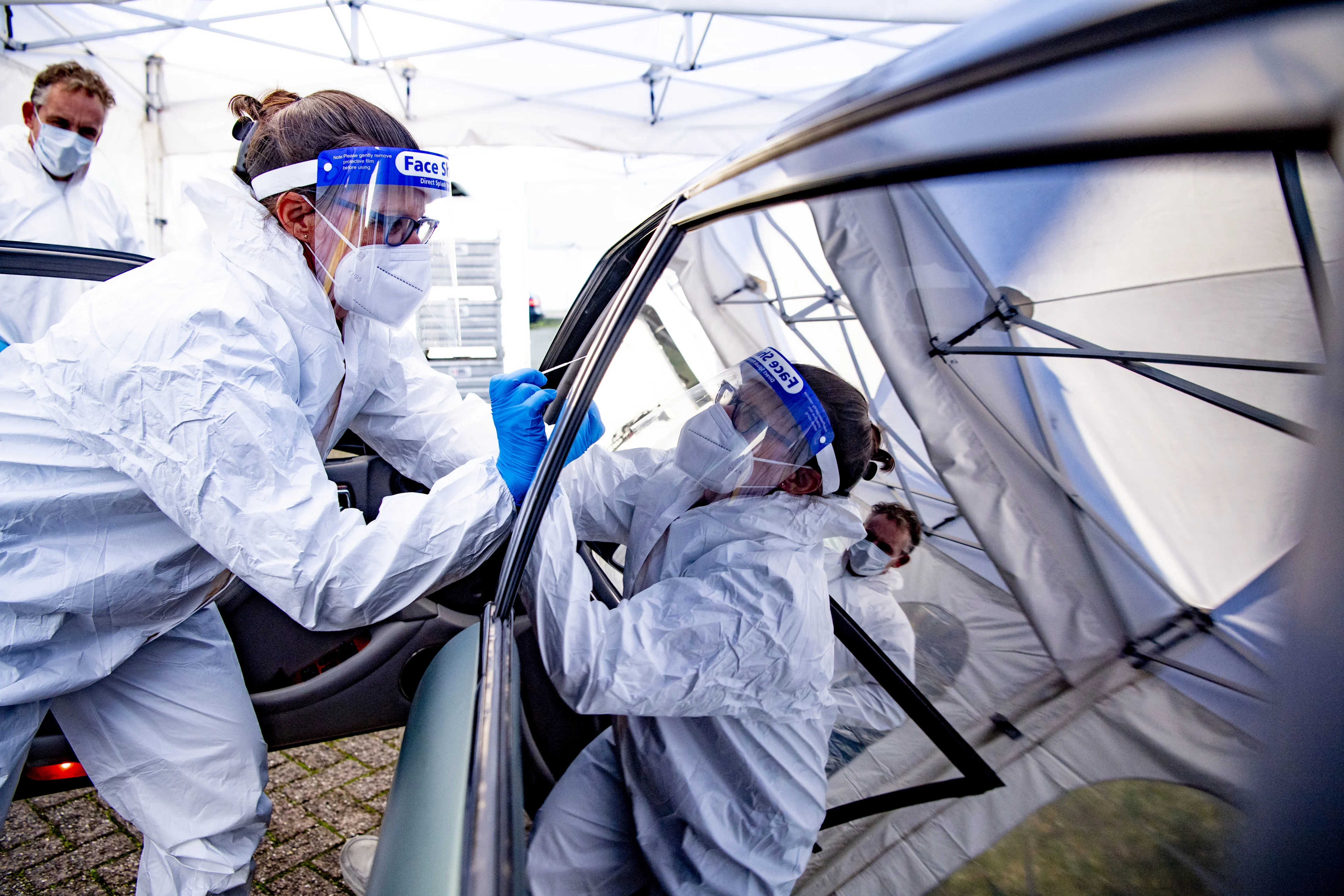 Aantal nieuwe coronagevallen blijft vrijwel gelijk, reproductiegetal zakt onder 1