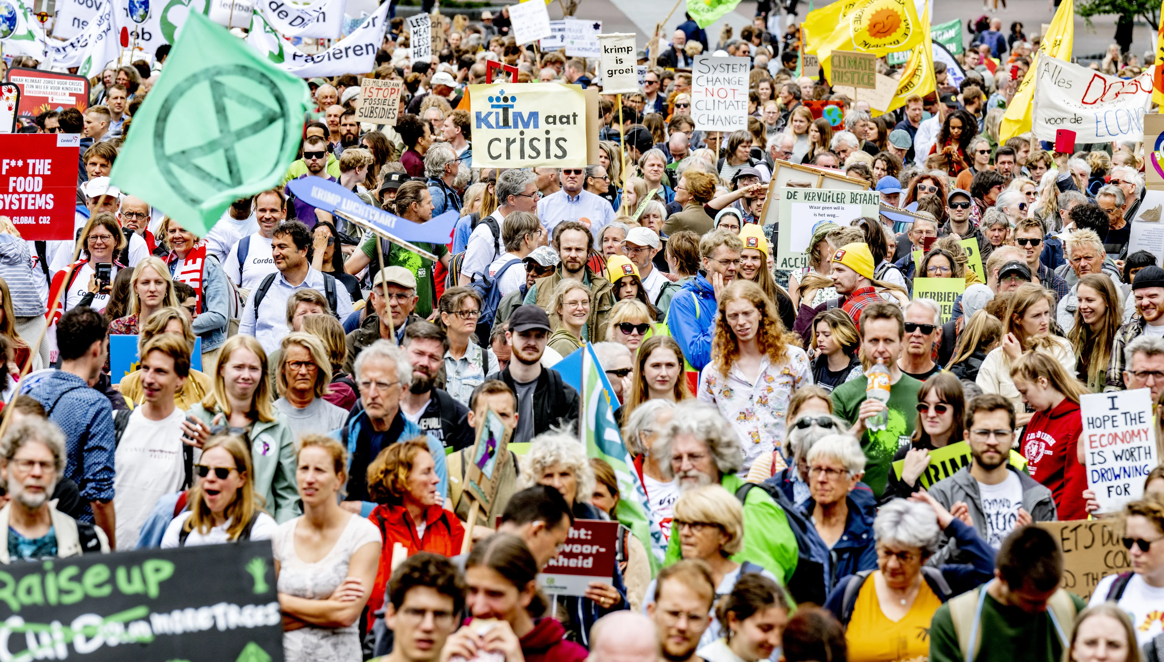 Duizenden betogers lopen mee met klimaatmars door Rotterdam
