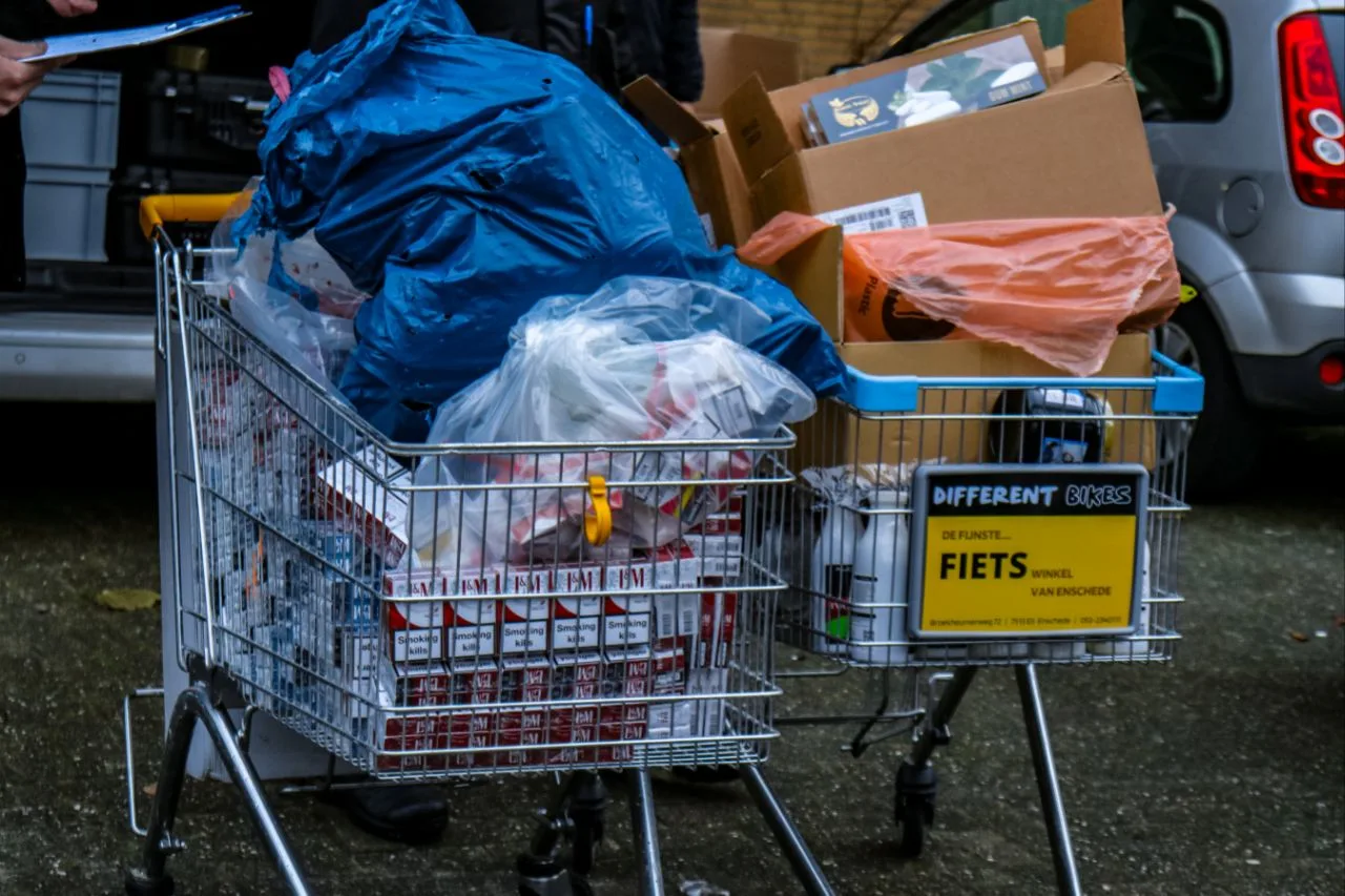 Grote partij sigaretten en waterpijptabak gevonden in berging Enschede