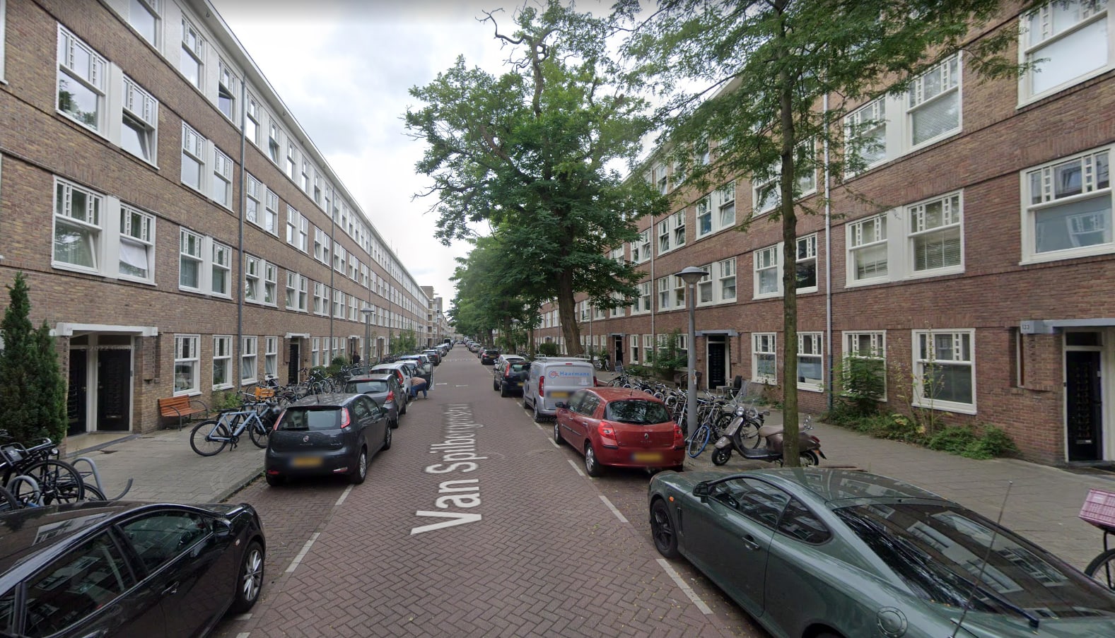 Maden in de badkamer: bewoner ligt wekenlang dood in woning