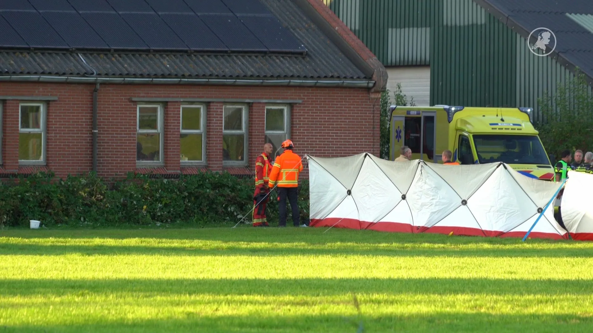 Bestuurder komt onder landbouwvoertuig in sloot Kantens terecht en overlijdt