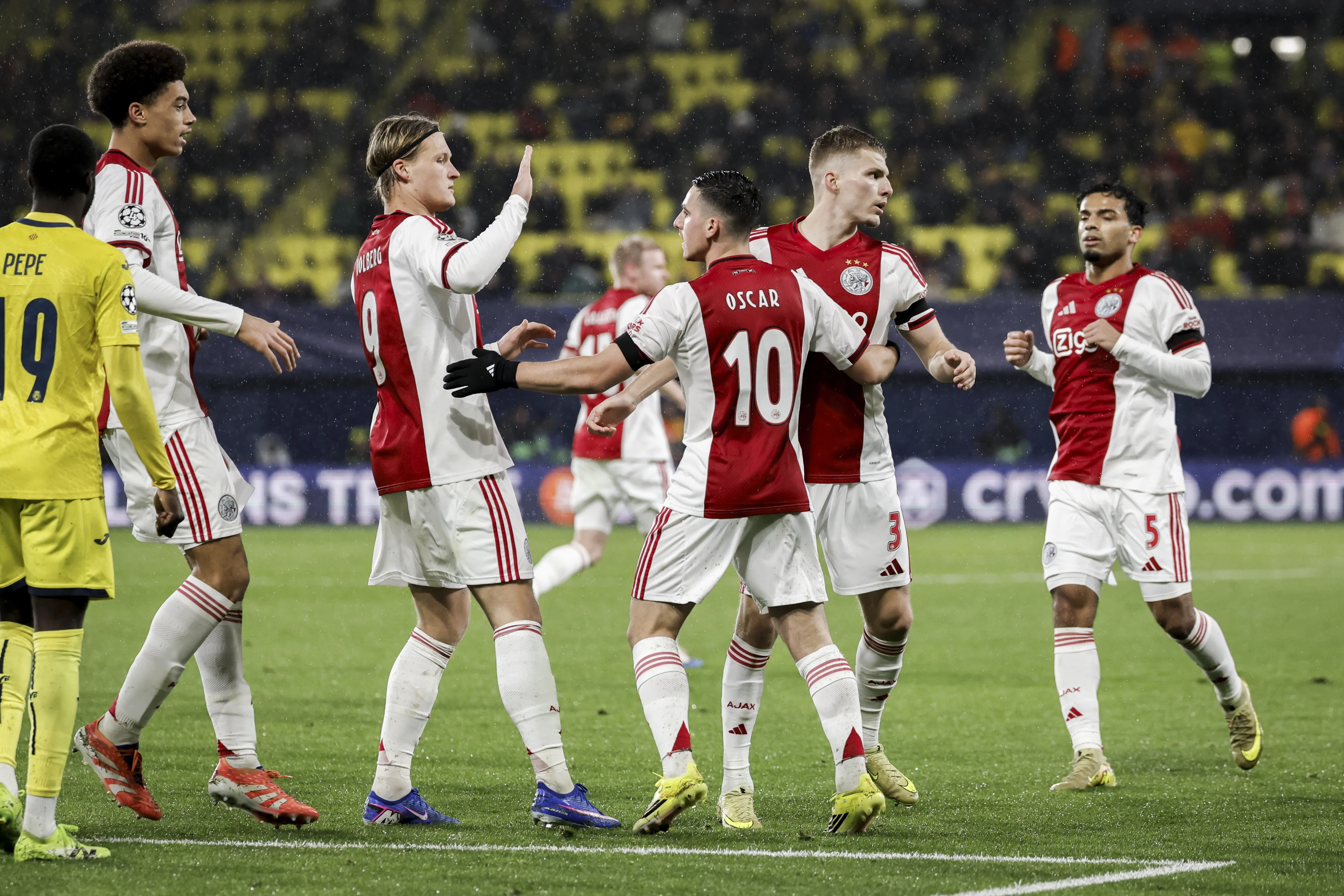 Ajax nog kans op bereiken tussenronde Champions League na winst op Villarreal