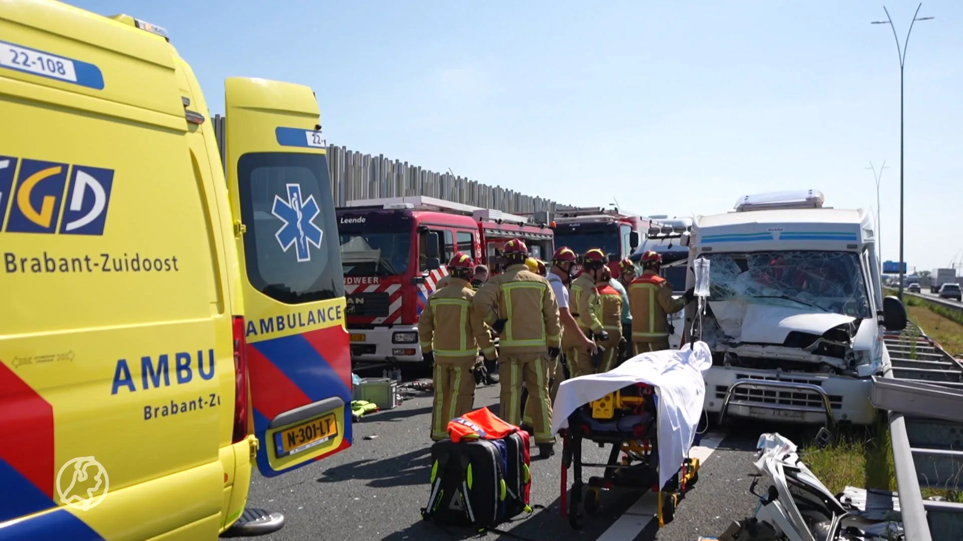 Flinke boete voor 50 bestuurders die ernstig ongeluk op de A2 filmden