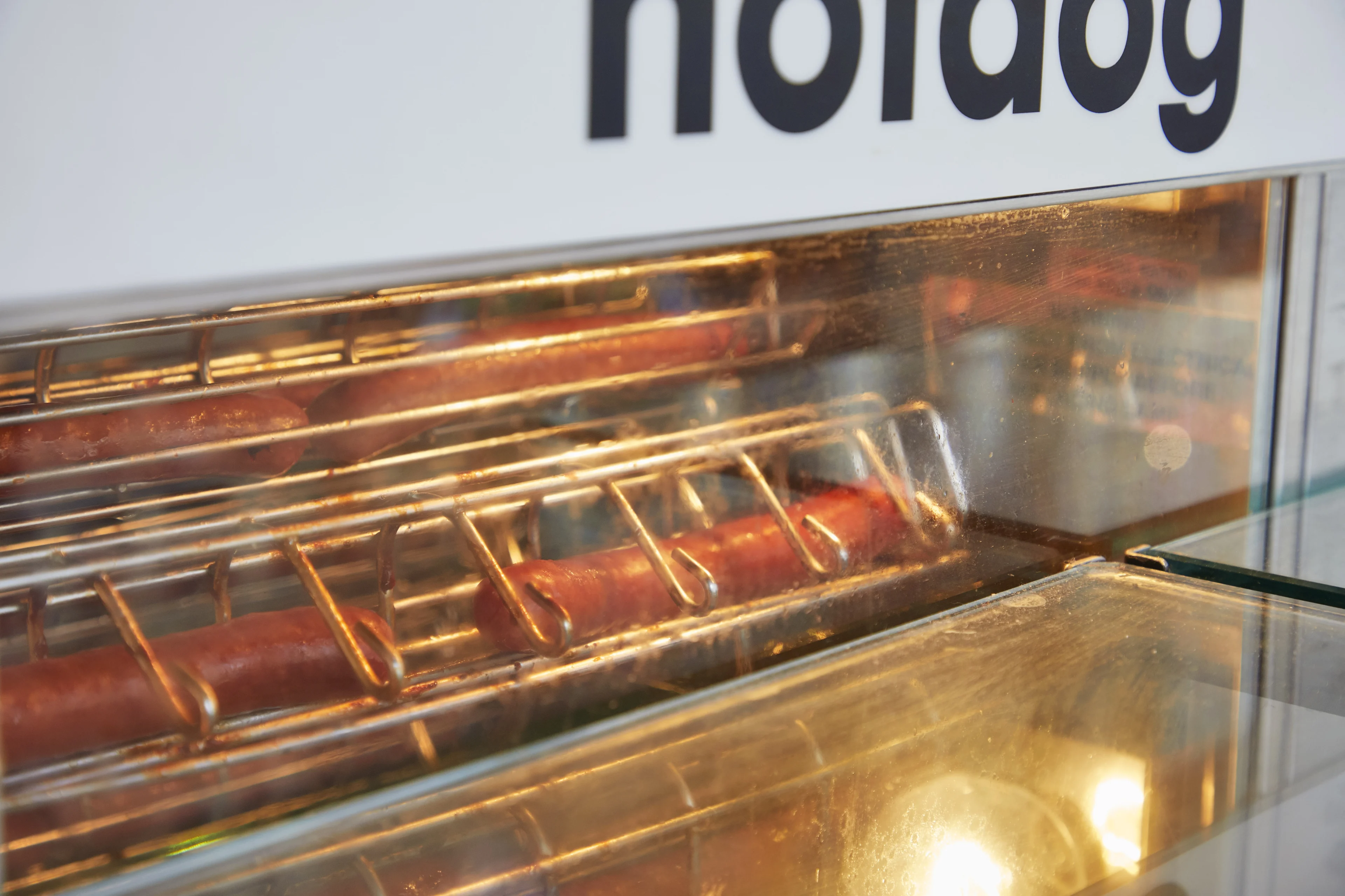 Veganistische HEMA-hotdogs blijken helemaal niet zo vegan