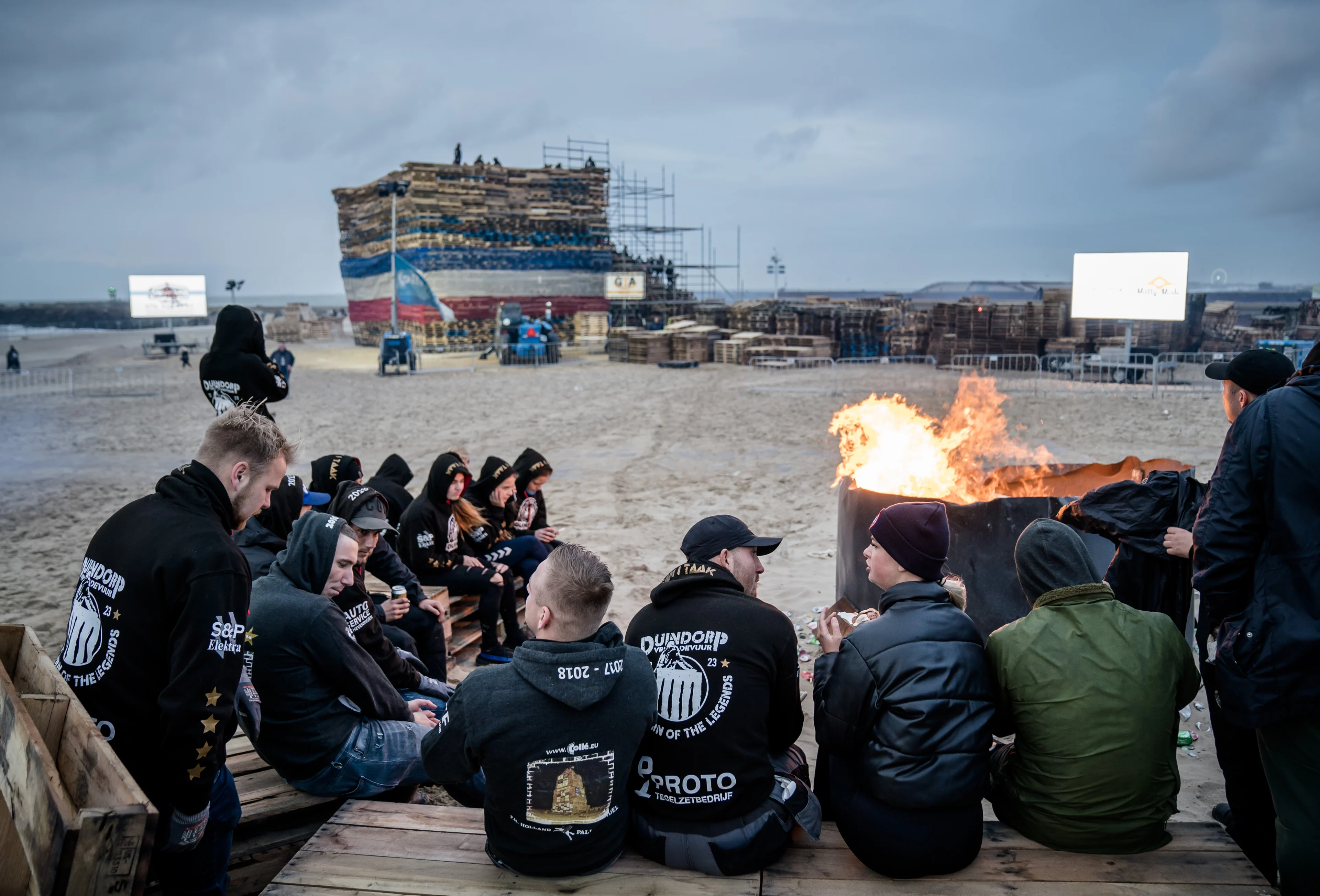 Scheveningen en Duindorp steken vreugdevuur al aan vanwege slecht weer: 'De fik erin!'