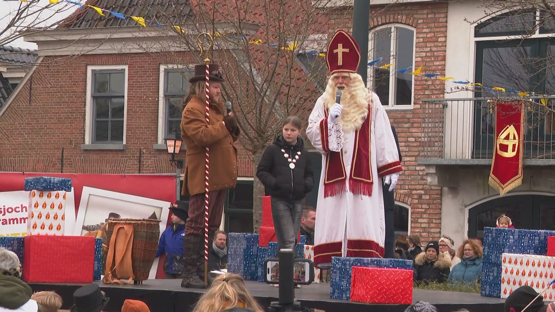 Pipernuten, cadeautjes en een iPad: Sint Piter en Aldemar aangekomen in Friese Grou