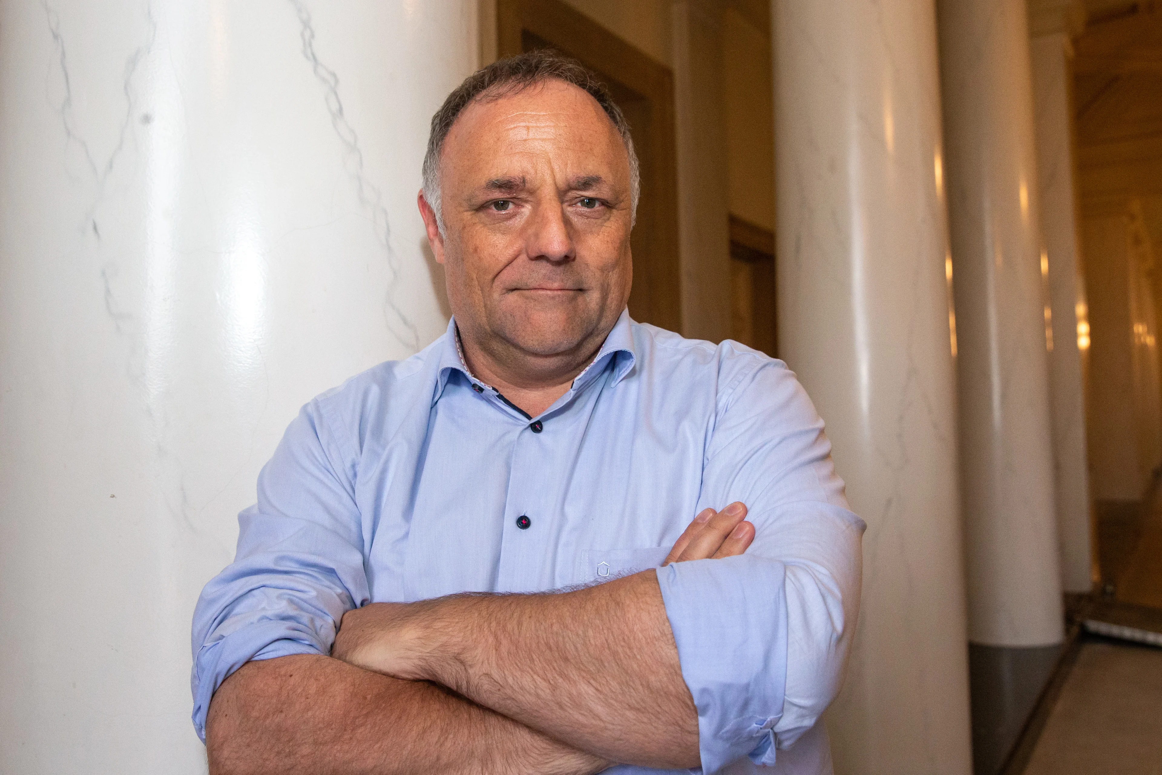 Bedreigde viroloog zet Viruswaarheid-voorman op zijn plek: 'Je virologische kennis past op een postzegel'