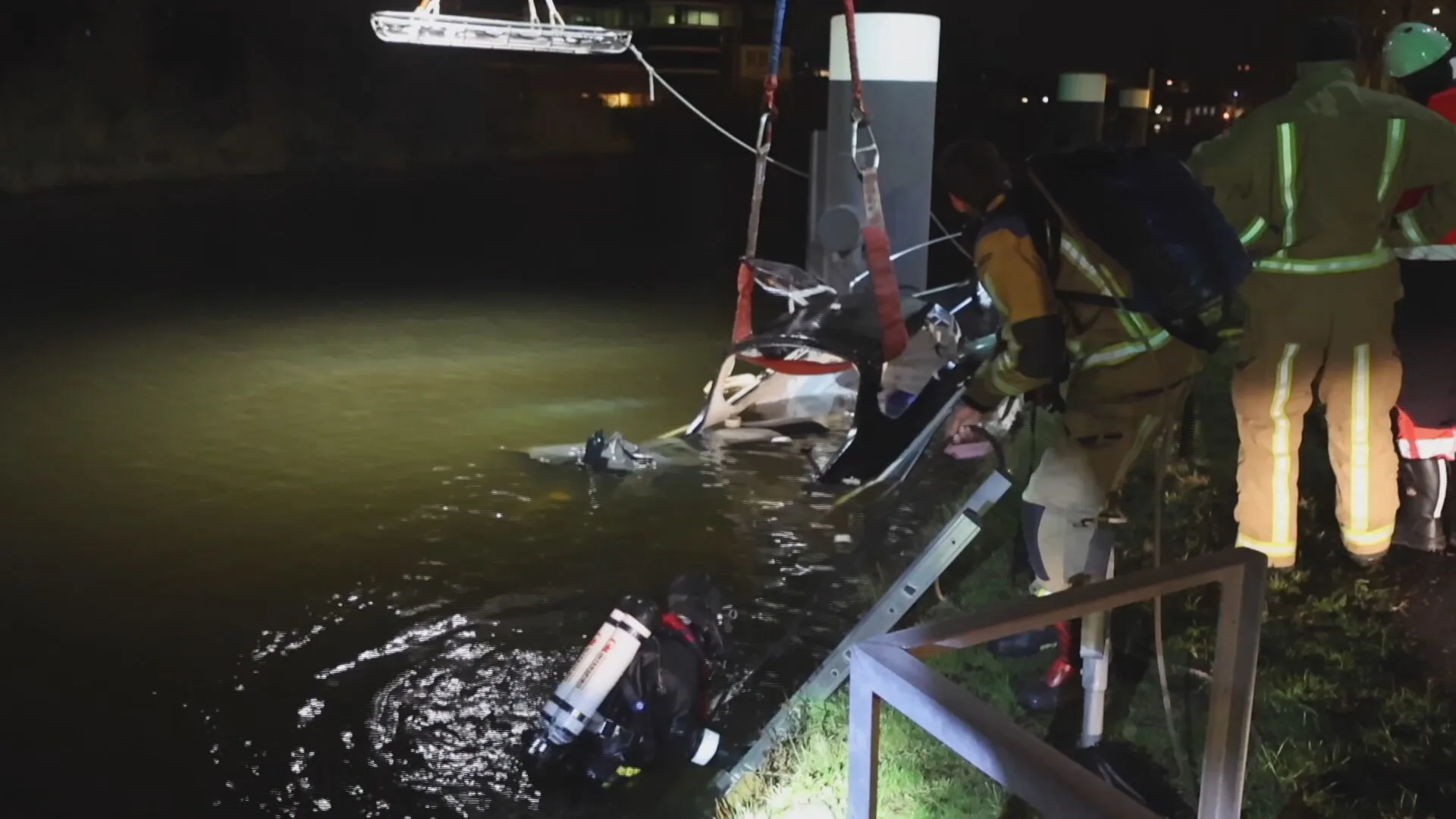 Boot zinkt in Leidschendam, duikteams zoeken naar opvarenden