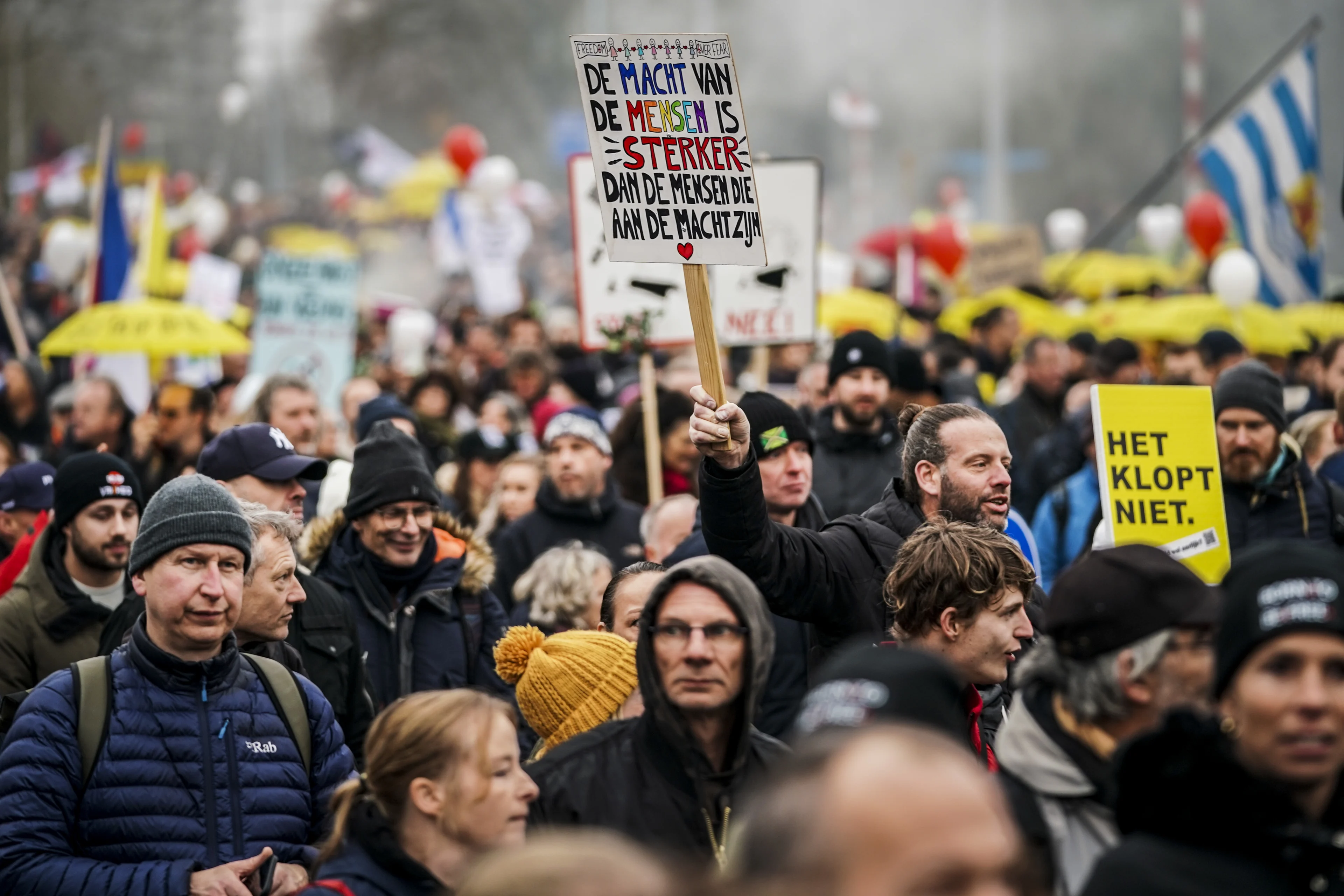 Duizenden demonstranten bij mars tegen coronaregels in Utrecht