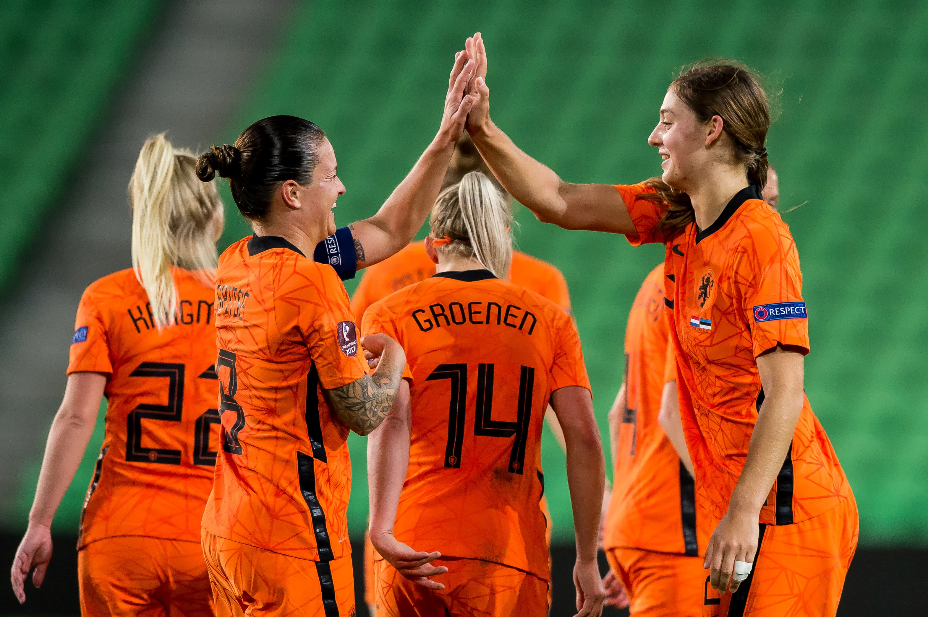 Voetbalsters Oranje pakken EK-ticket na ruime zege op Estland