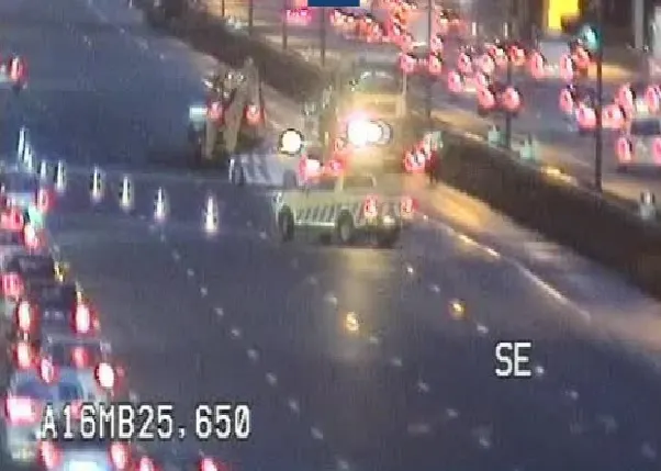 Verkeerschaos rond Rotterdam door afgevallen shovel