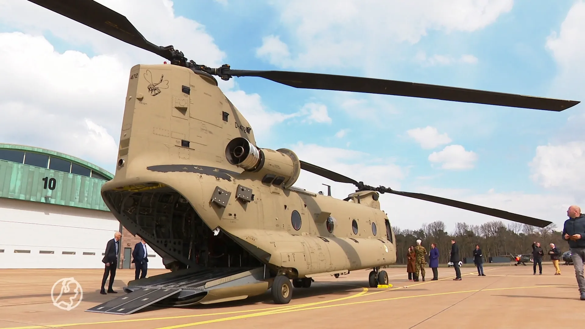 Eerste nieuwe chinookhelikopter op vliegbasis Gilze-Rijen