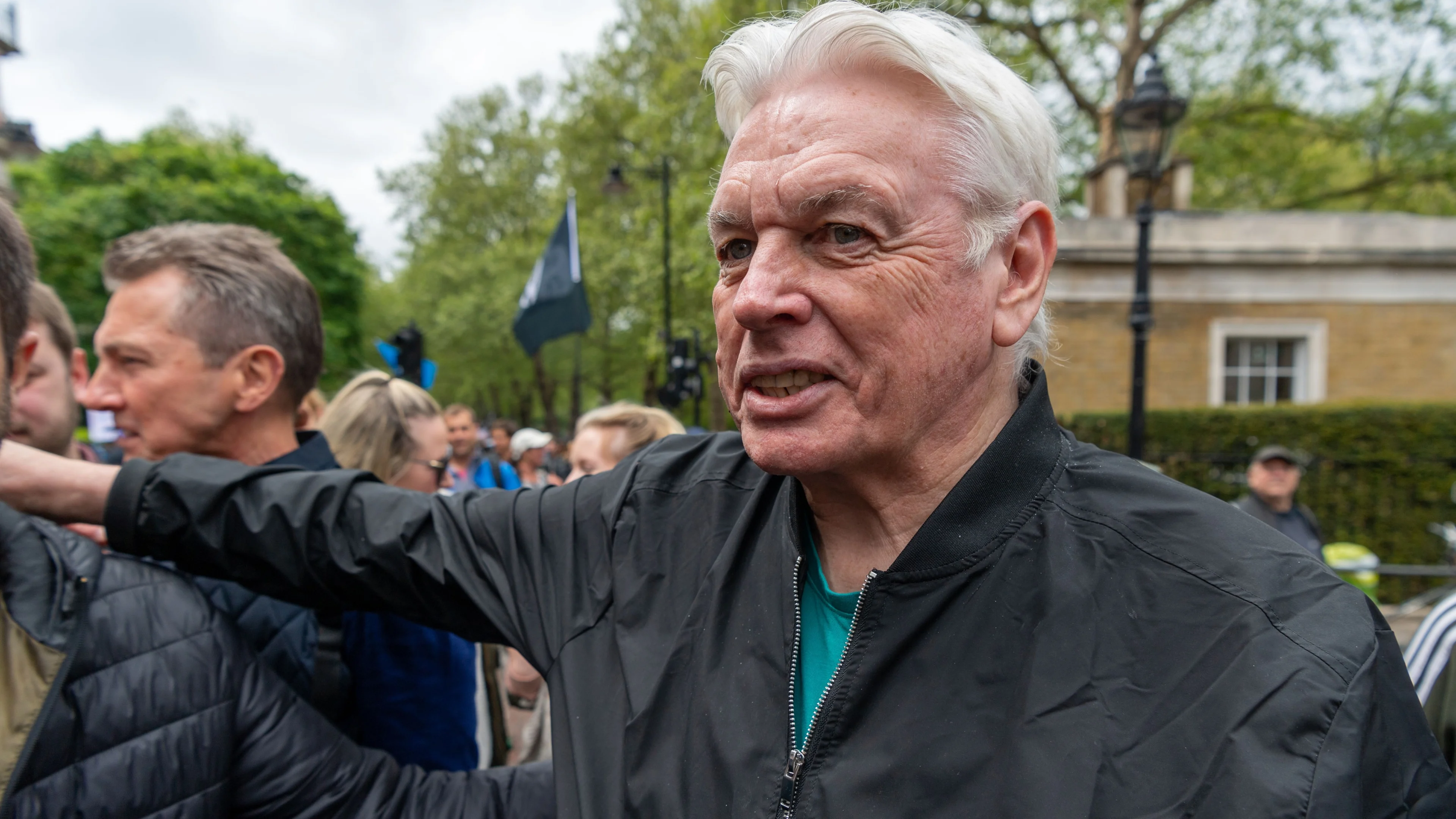 David Icke mag van burgemeester Halsema niet via groot scherm demonstranten toespreken