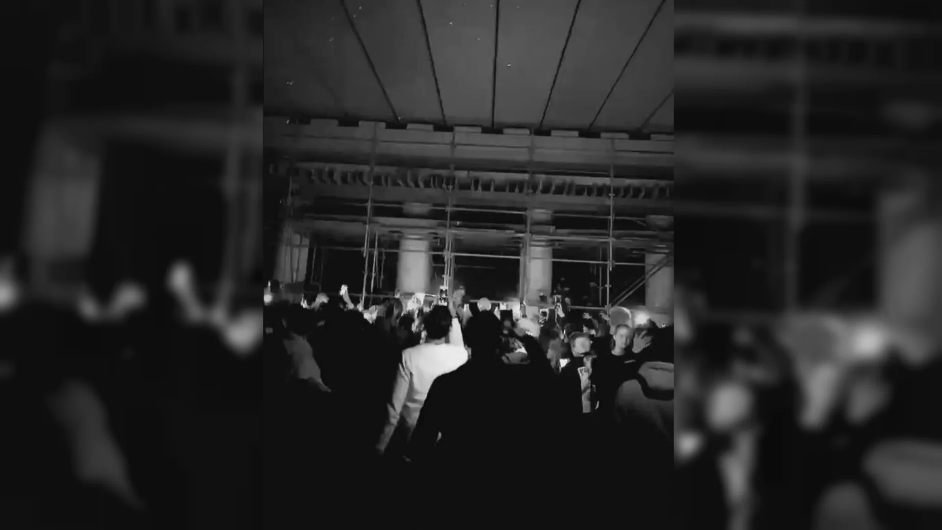 VIDEO: Zo gingen honderden jongeren uit het hele land los op illegaal feest in Hilversum