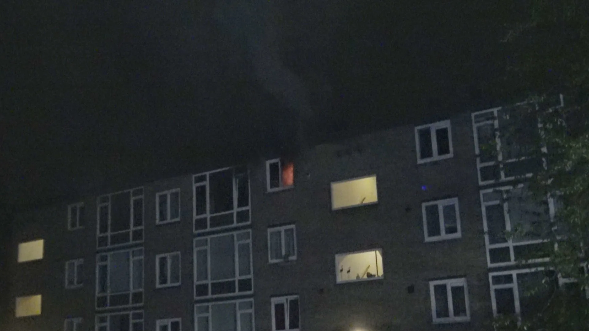 Bewoner gewond afgevoerd naar ziekenhuis na woningbrand Groningen