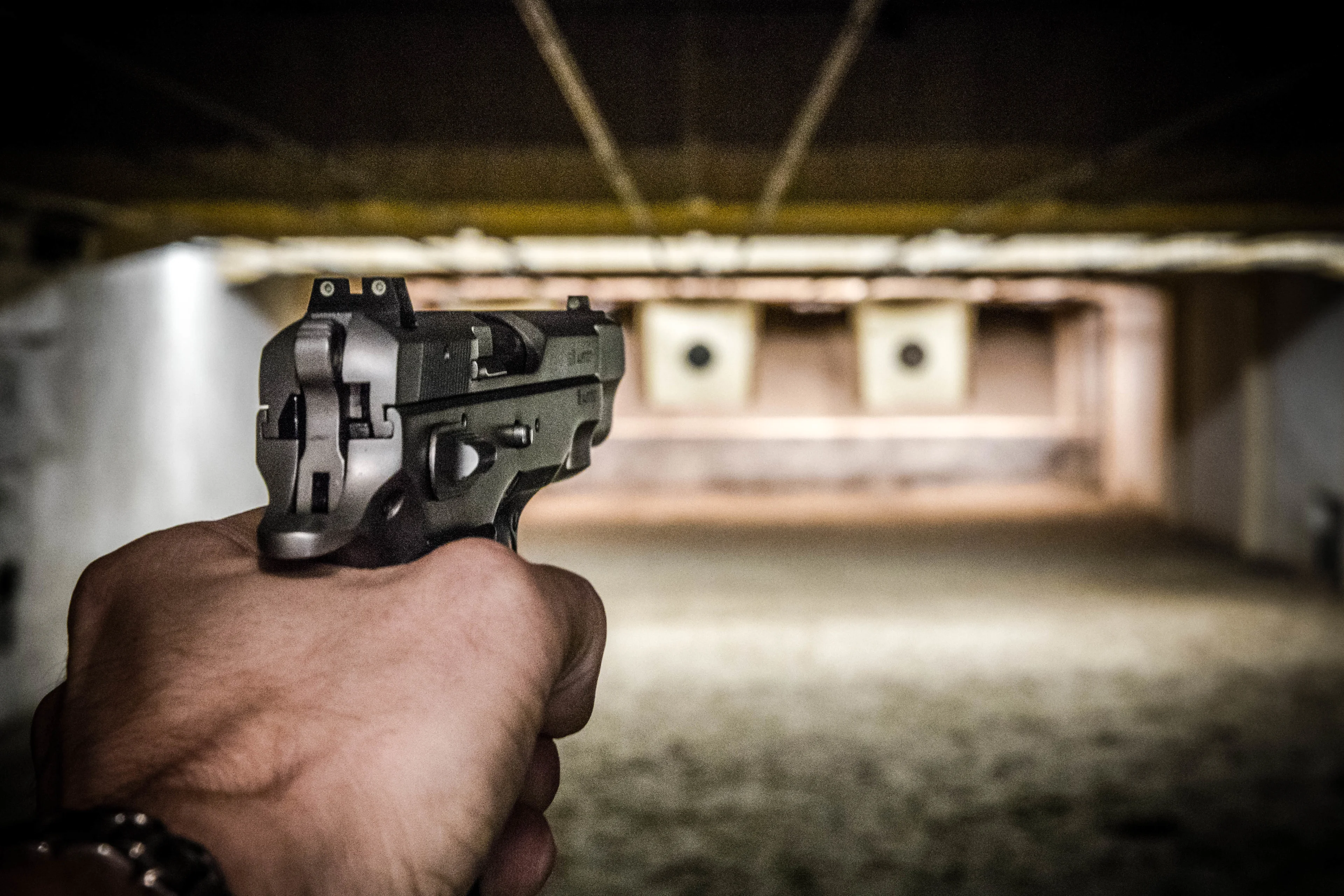 Man raakt ernstig gewond door wapen dat ontploft op schietvereniging