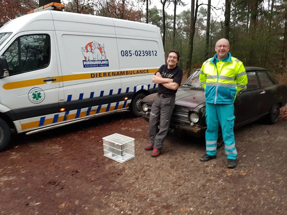 Kat Smoes lift bijna 50 kilometer mee onder motorkap oude Opel