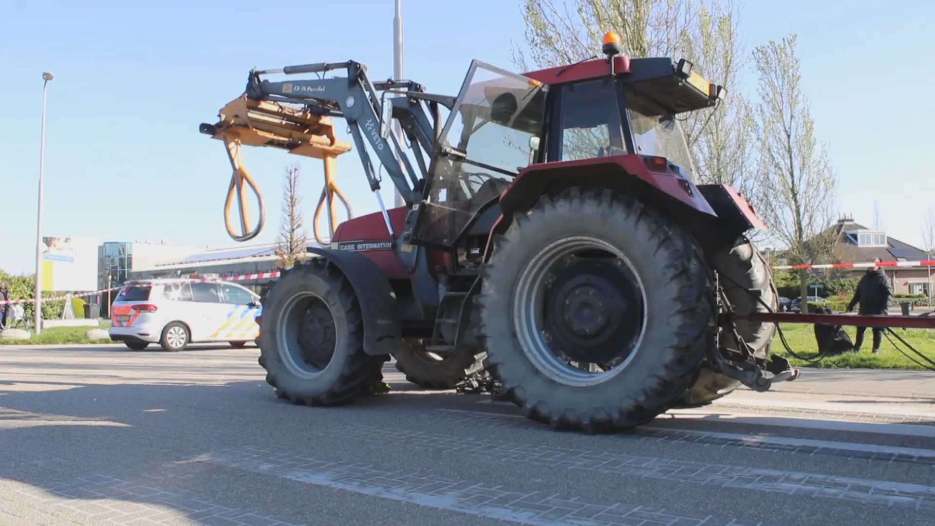 Voetganger met rollator zwaargewond na aanrijding met trekker