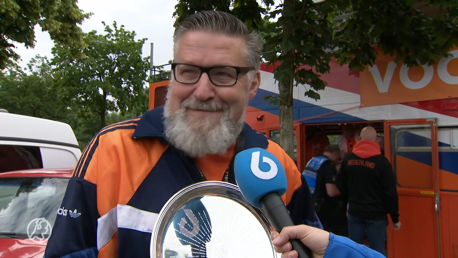 Dubbel feest: organisatoren Oranjebus gehuldigd door de KNVB