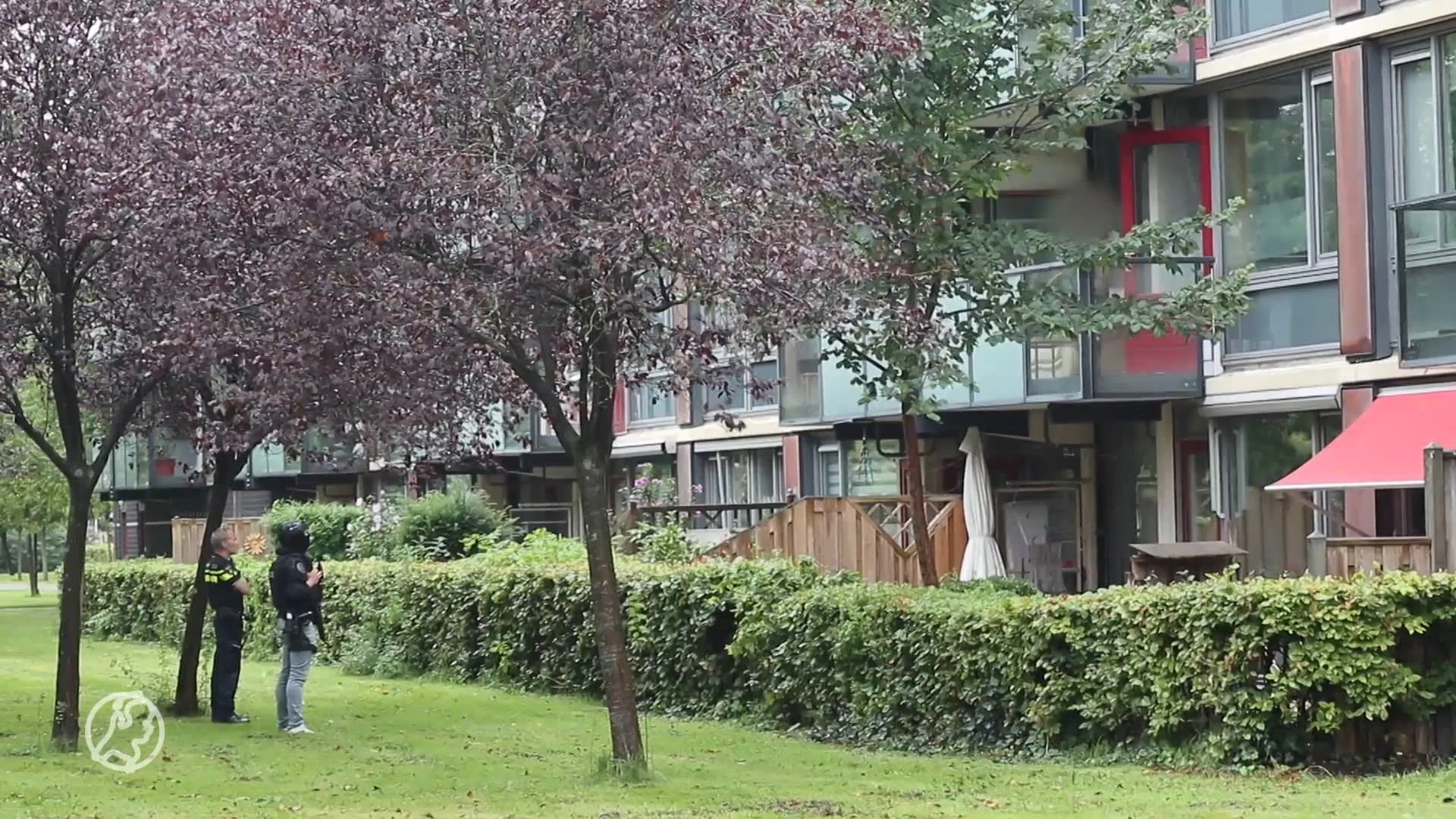 Hulpdiensten rukken uit voor verwarde vrouw in woning in Maassluis