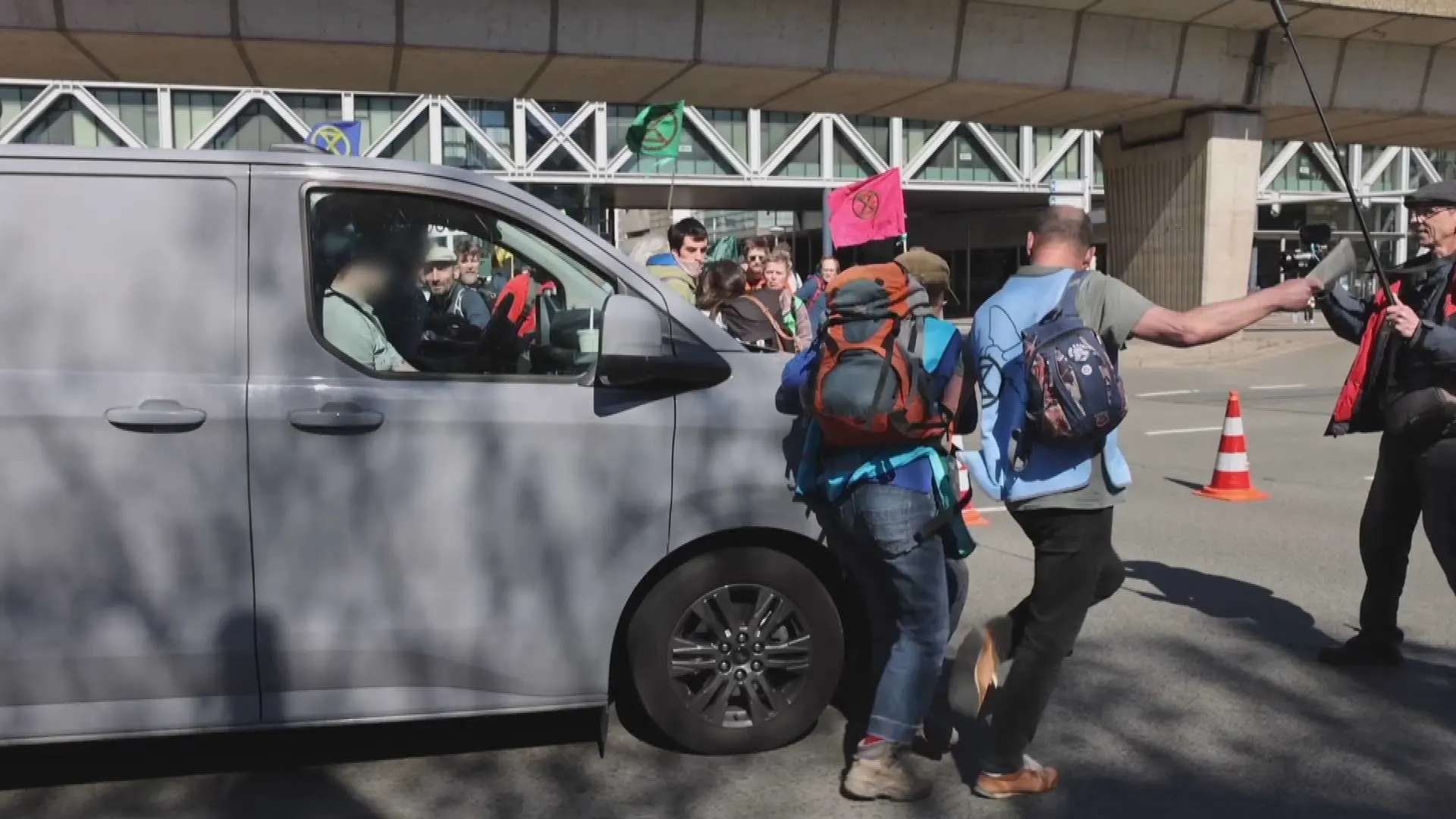 Busje rijdt door menigte betogers XR tijdens demonstratie