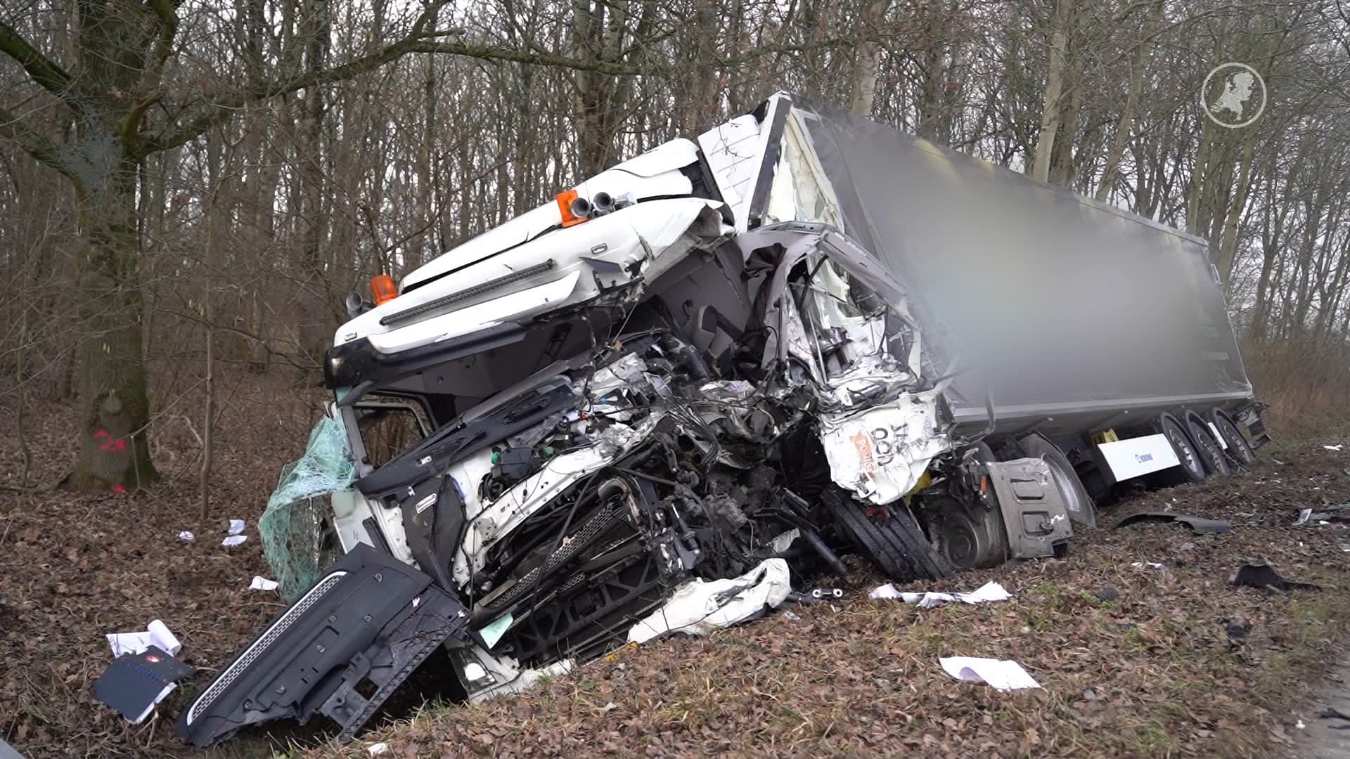 Vrachtwagenchauffeur overleden door botsing met kraan in Bruchem