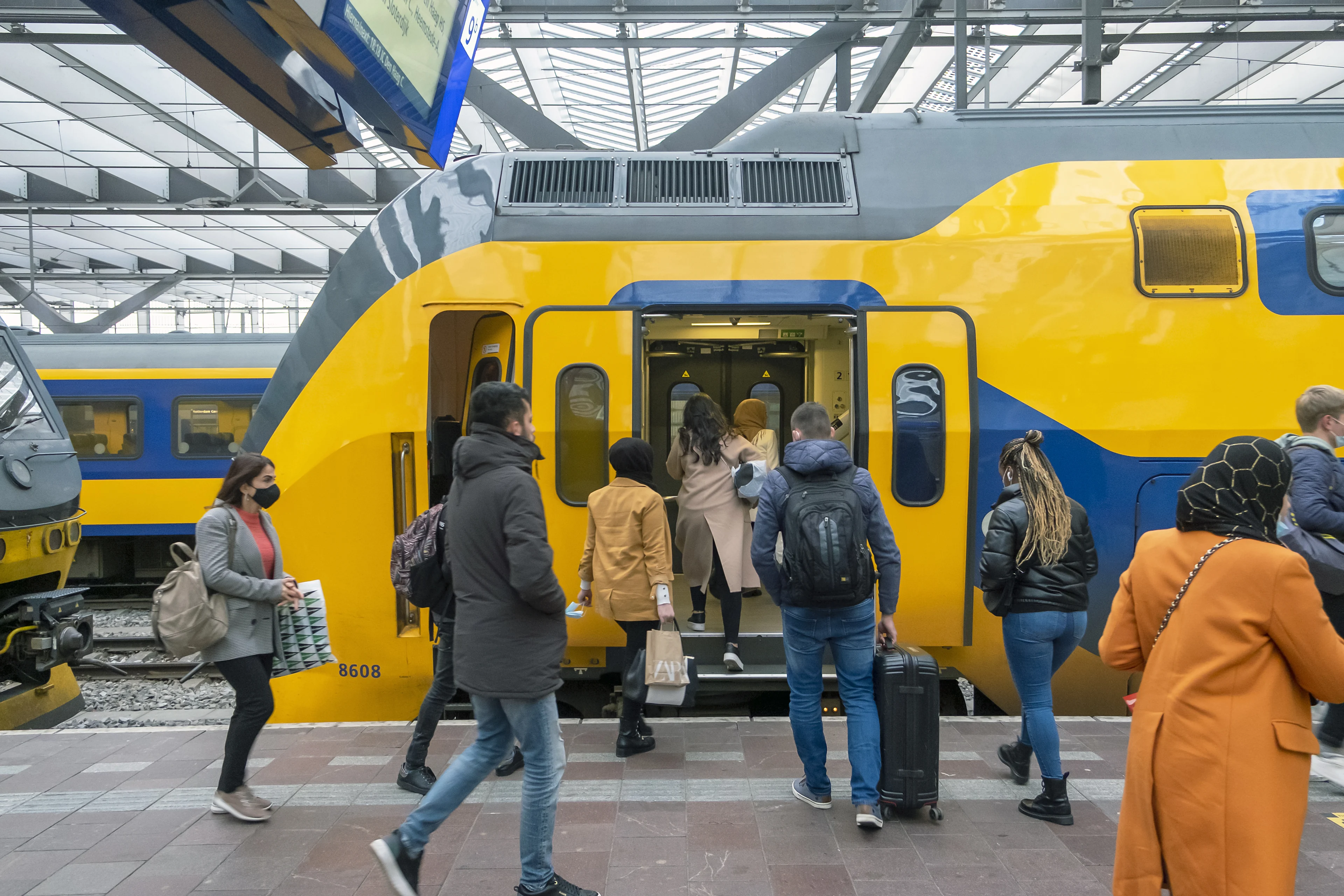 NS stopt tijdelijk met extra spits- en nachttreinen door lockdownregels