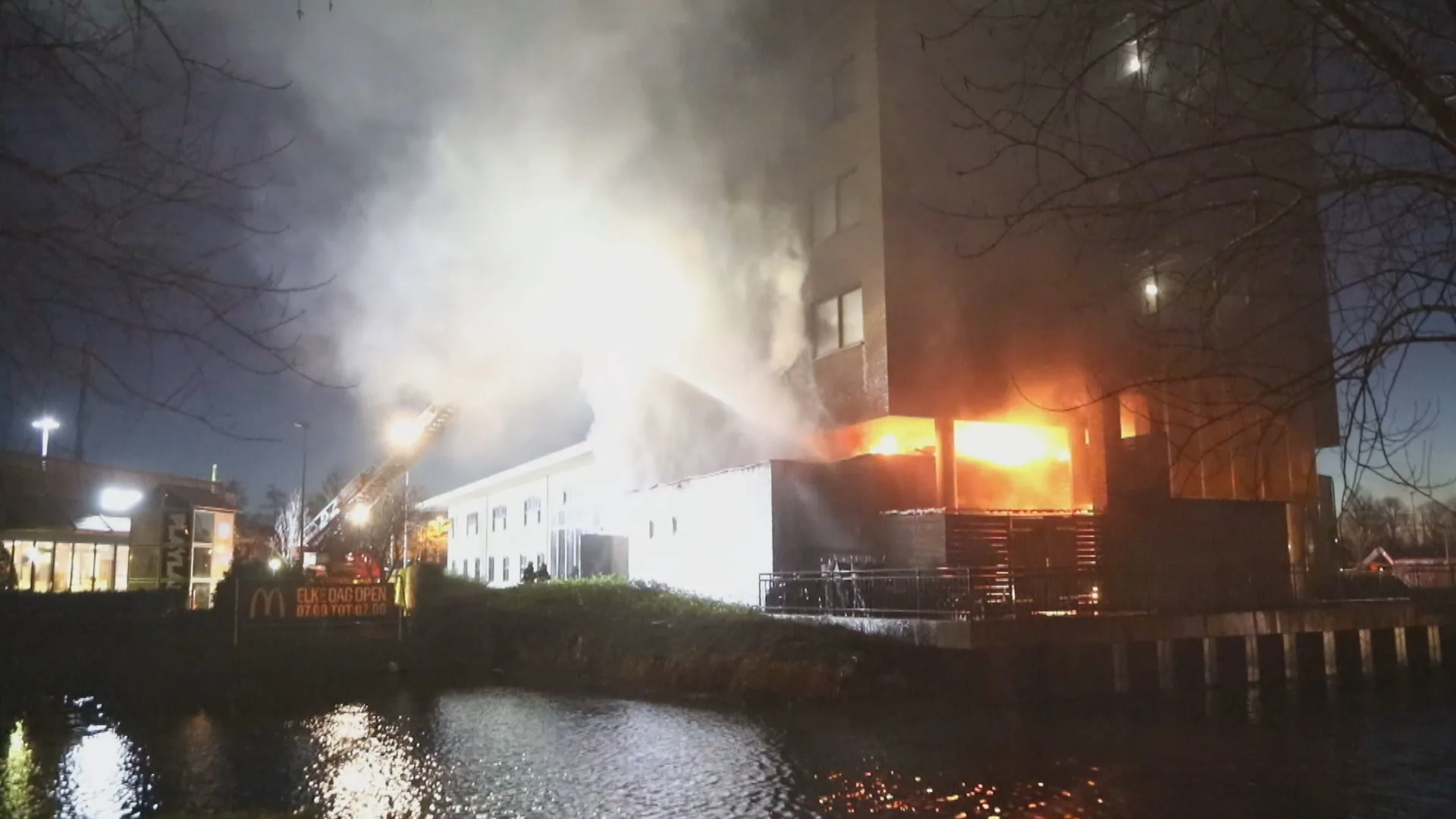 Tiental gasten geëvacueerd bij grote hotelbrand in Santpoort-Noord