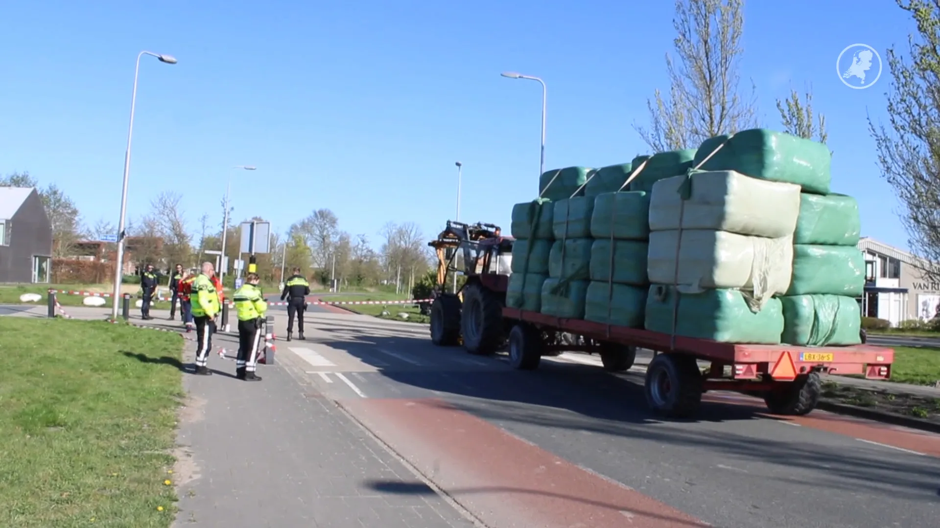 Ouder persoon raakt zwaargewond na aanrijding met tractor