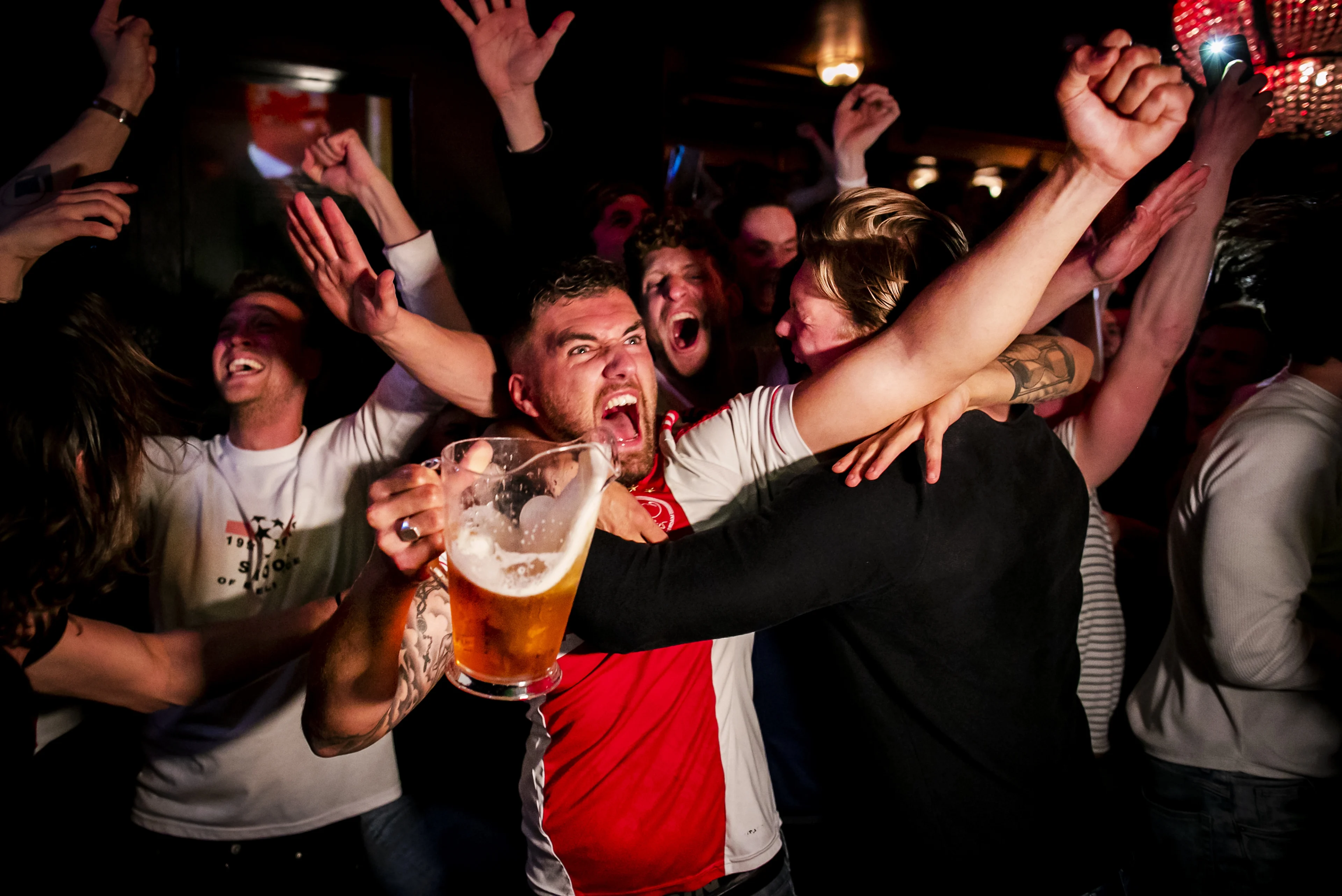 Ajax-fans drinken recordhoeveelheid bier tijdens kampioenswedstrijd