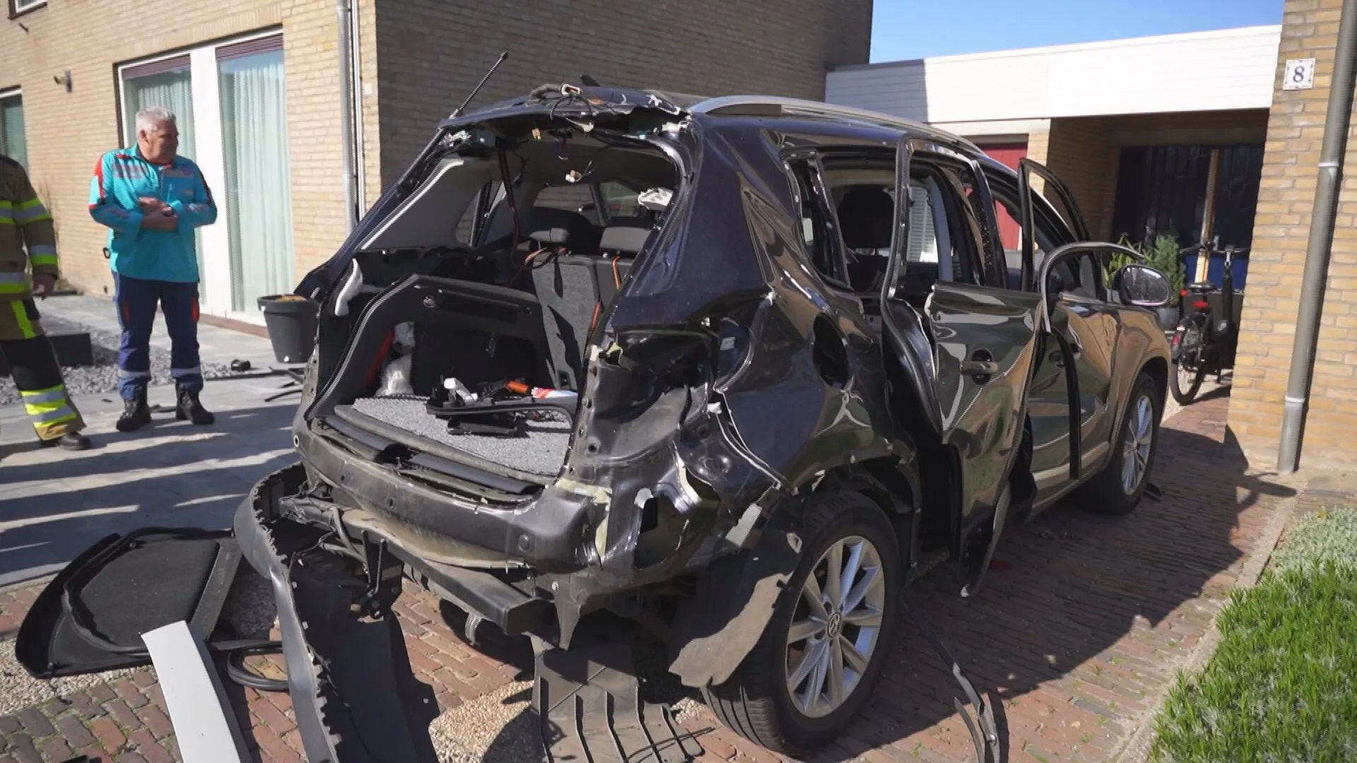 Auto ontploft op oprit in Beuningen: tien woningen beschadigd