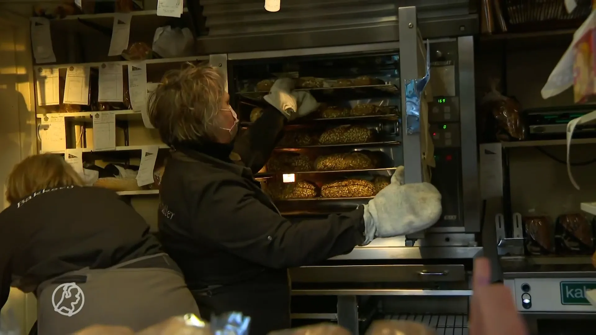 Paasproducten bij de bakker gaan als warme broodjes over de toonbank 