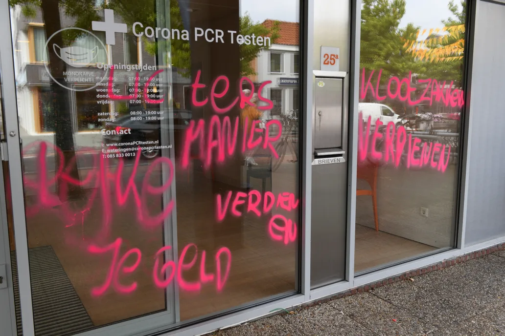 Coronatestlocatie Wateringen beklad: 'Oplichters, ga op een eerlijke manier je geld verdienen'