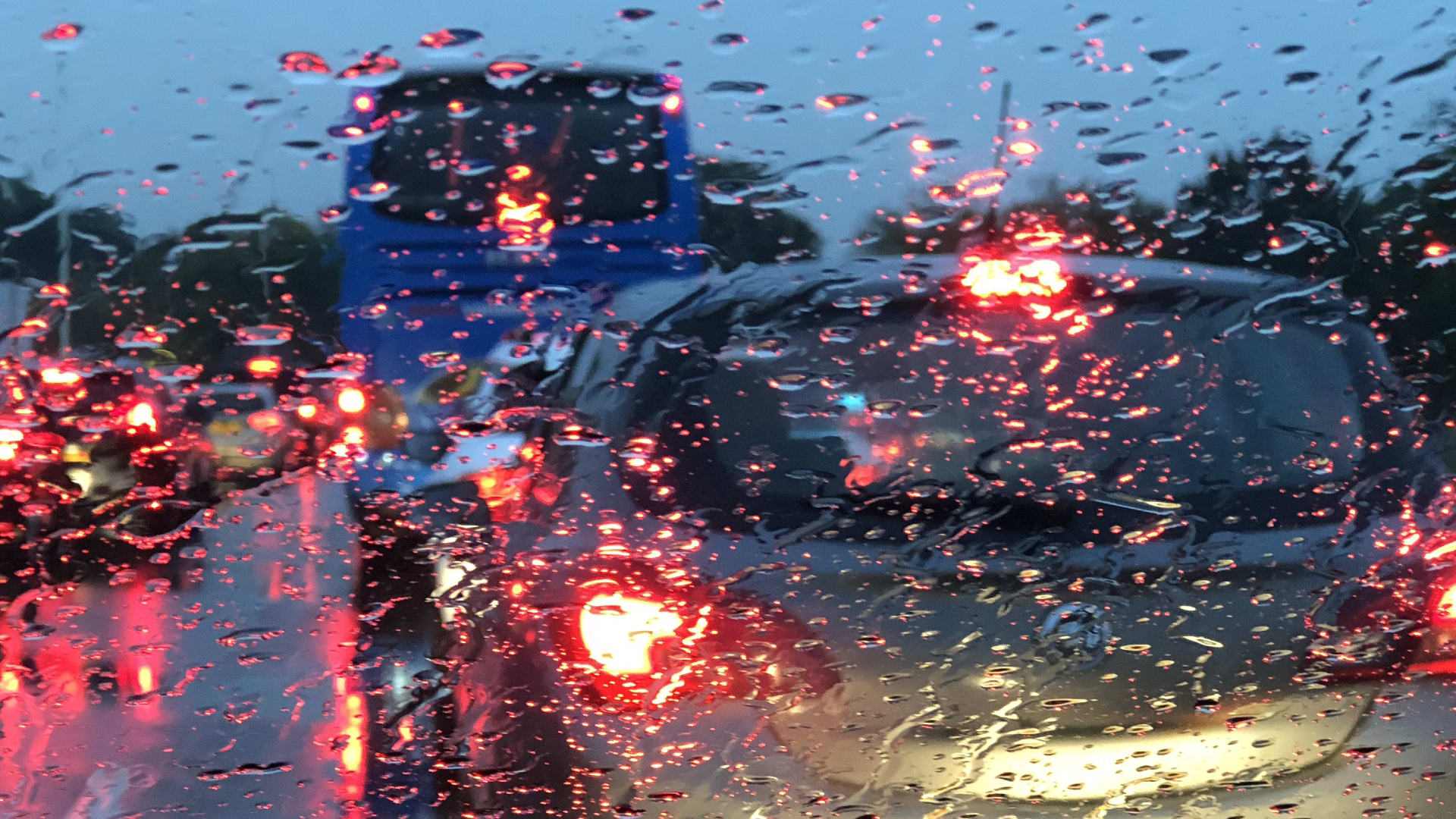 Drukke avondspits, code geel om zware windstoten, onweer en hagel