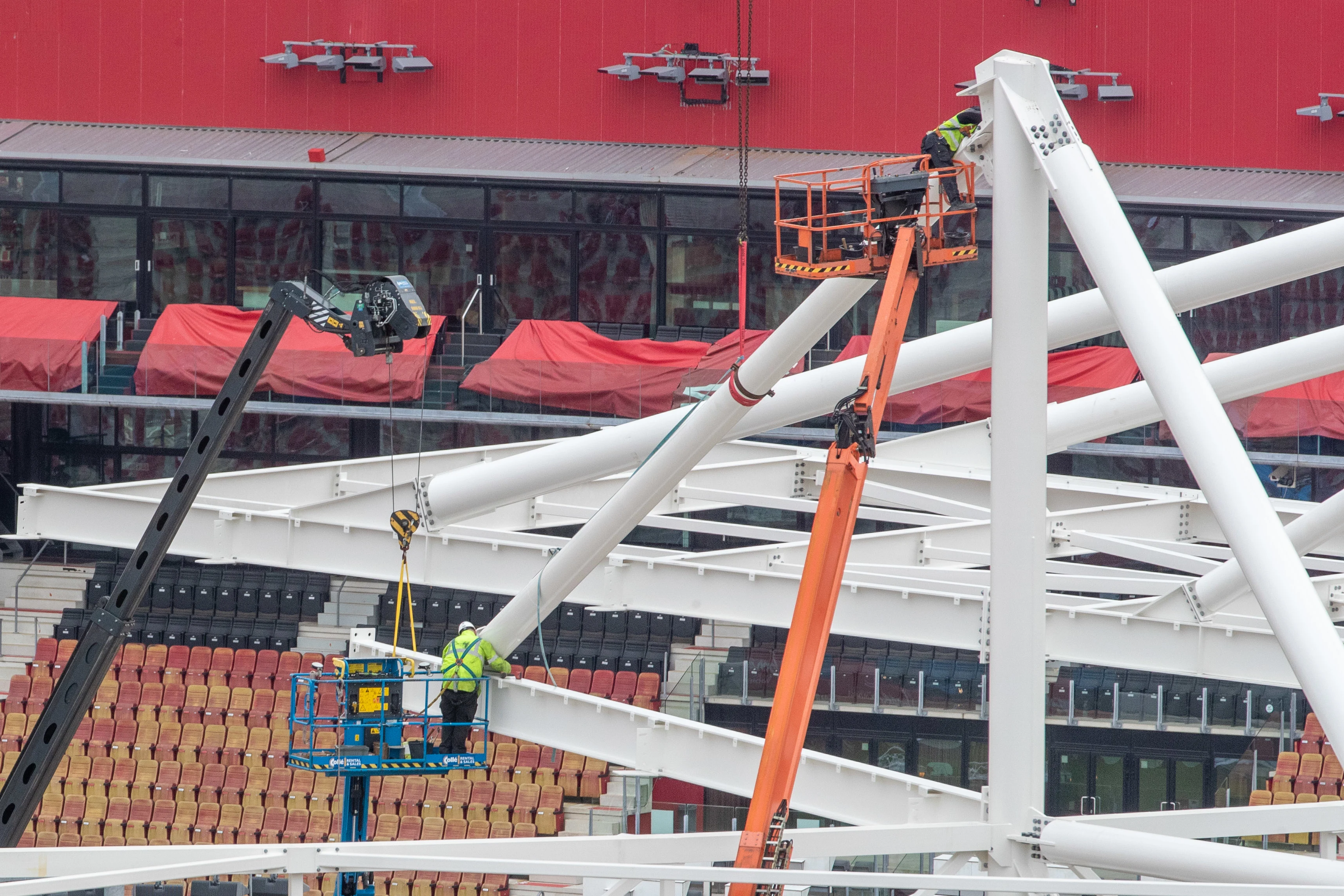 Kijk hier hoe enorme boogconstructie op AZ-stadion wordt gehesen