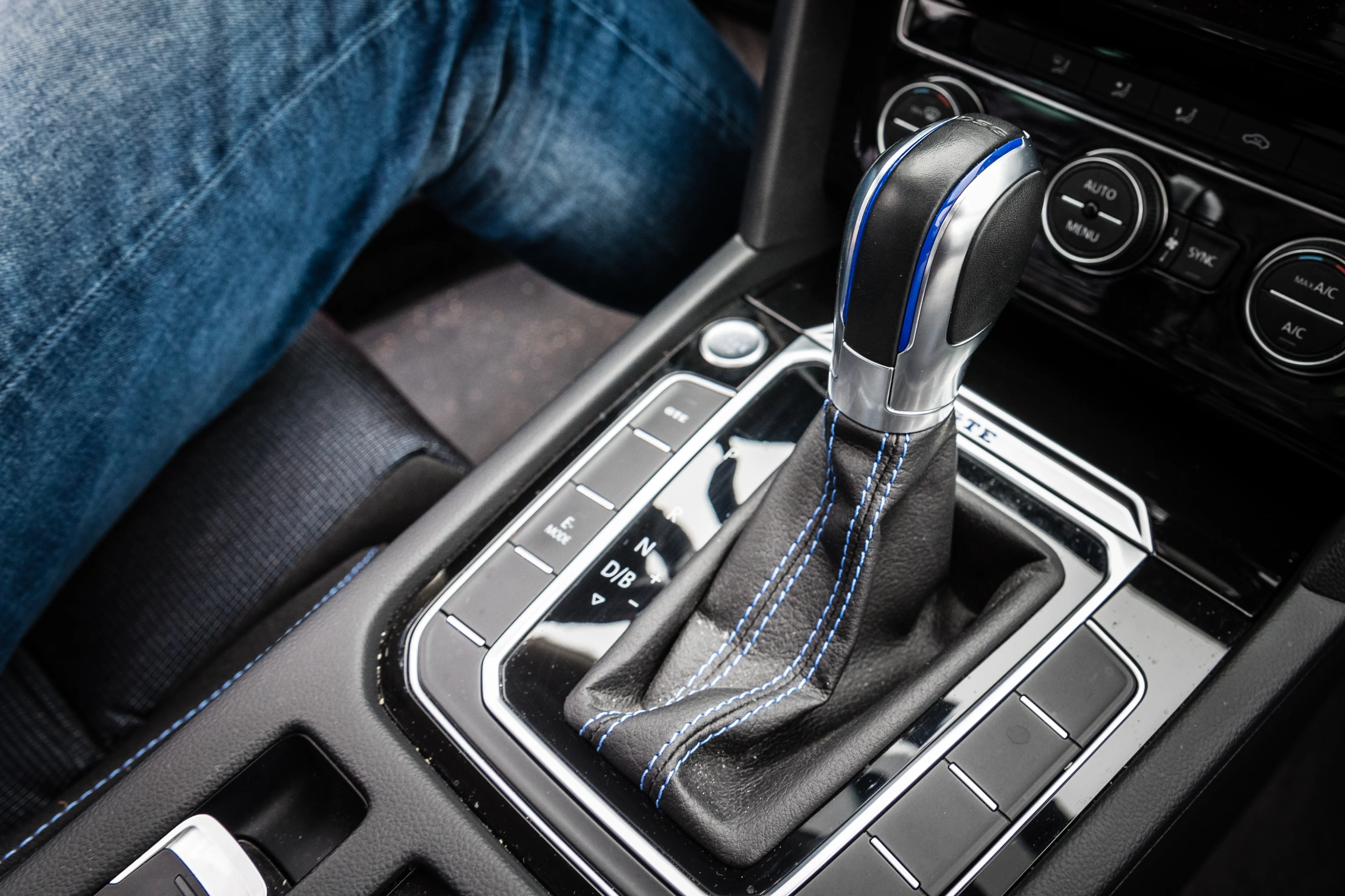 Rijles alleen nog maar in automaat? 'Schakelen zwaar achterhaald'